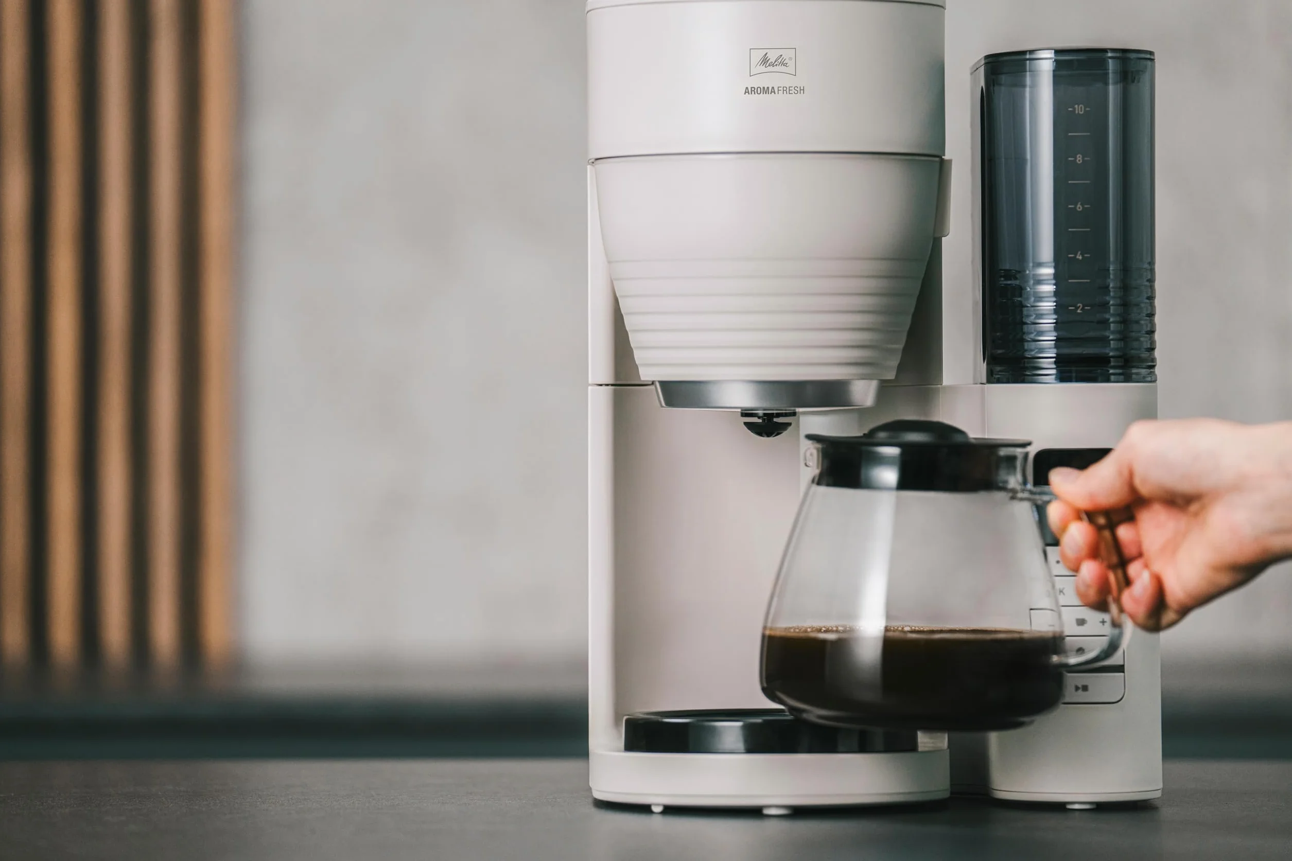 Melitta AromaFresh Pro X – ekspres do kawy z młynkiem, przelewowy ekspres do kawy ze szklanym dzbankiem i wyjmowanym zbiornikiem na wodę, na maks. 10 filiżanek kawy, kolor ciepły szary
