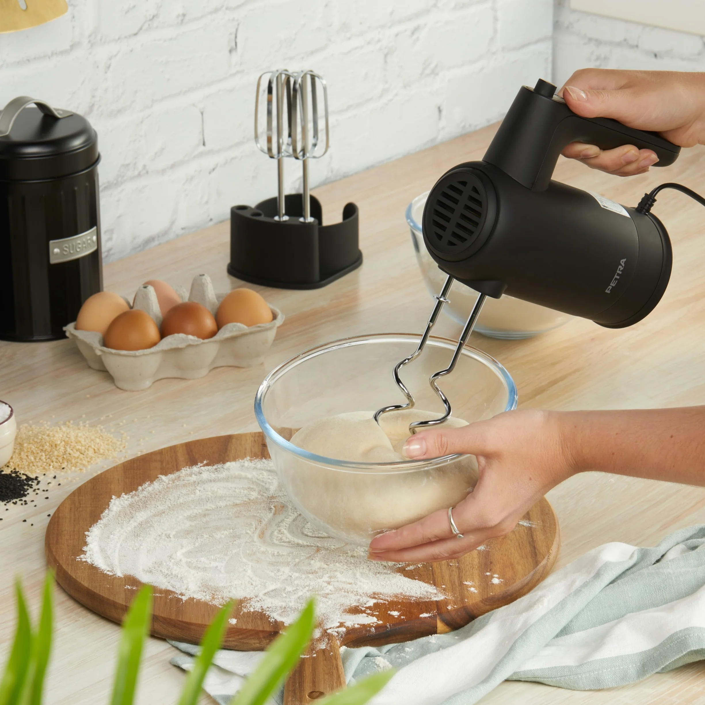 Petra PT5613BMBLKVDE Handmixer 300 W 5 Geschwindigkeiten Elektrischer Küchenmixer mit Schneebesen und Knethaken Schwarz