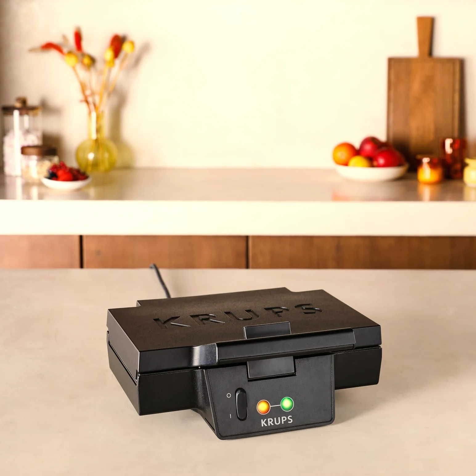 Krups FDK461 Iconic Opiekacz do kanapek, moc 850 W, płyty nieprzywierające z powłoką ceramiczną, ikoniczne wzornictwo, pionowe przechowywanie, przyjazny dla użytkownika, czarny
