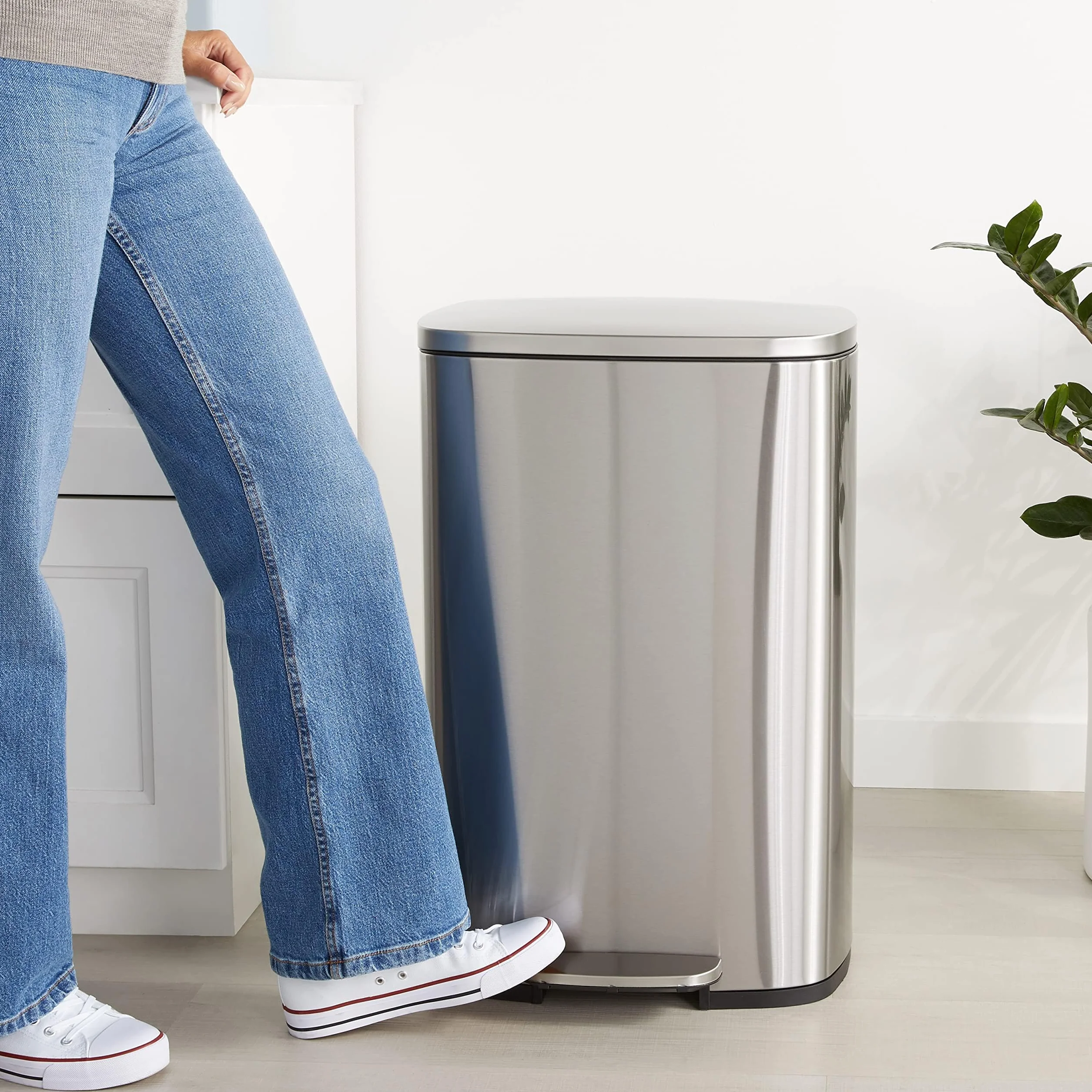 Amazon Basics Kosz na śmieci z pedałem nożnym 50L szczotkowana stal nierdzewna