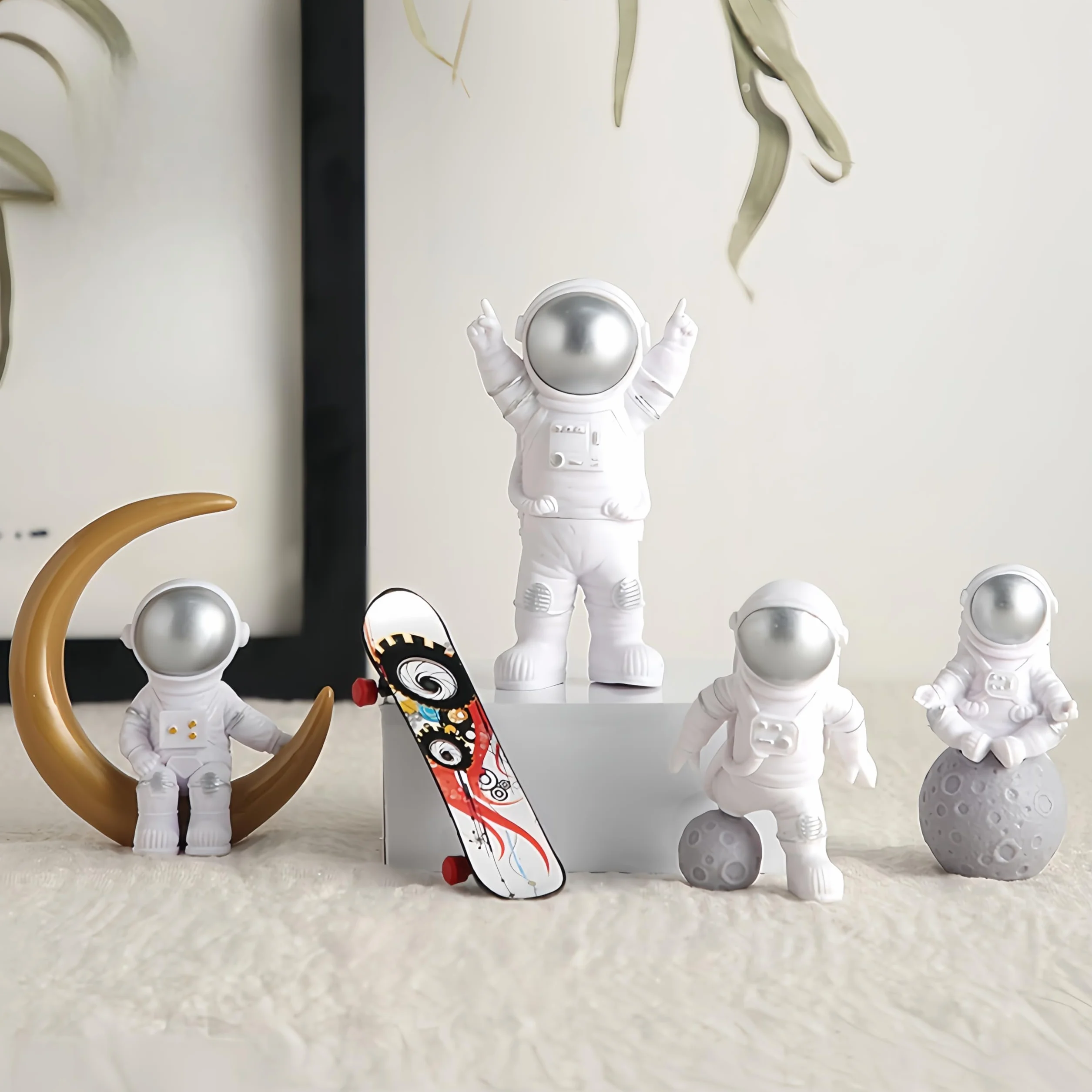 Zestaw 4 figurek astronautów z żywicy, kosmiczna dekoracja, prezent srebrny
