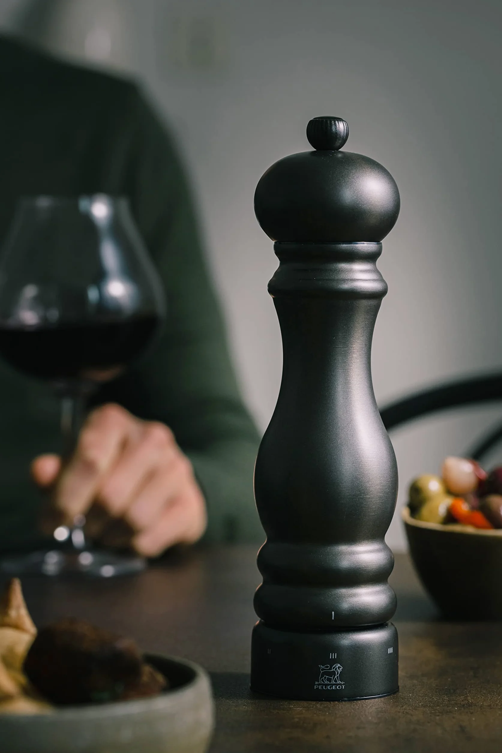 PEUGEOT Paris Chef u'Select młynek do soli 22 cm + sól kamienna w zestawie - wykonany ze stali nierdzewnej - 6 wstępnie zdefiniowanych ustawień mielenia - wyprodukowano we Francji - kolor węgla