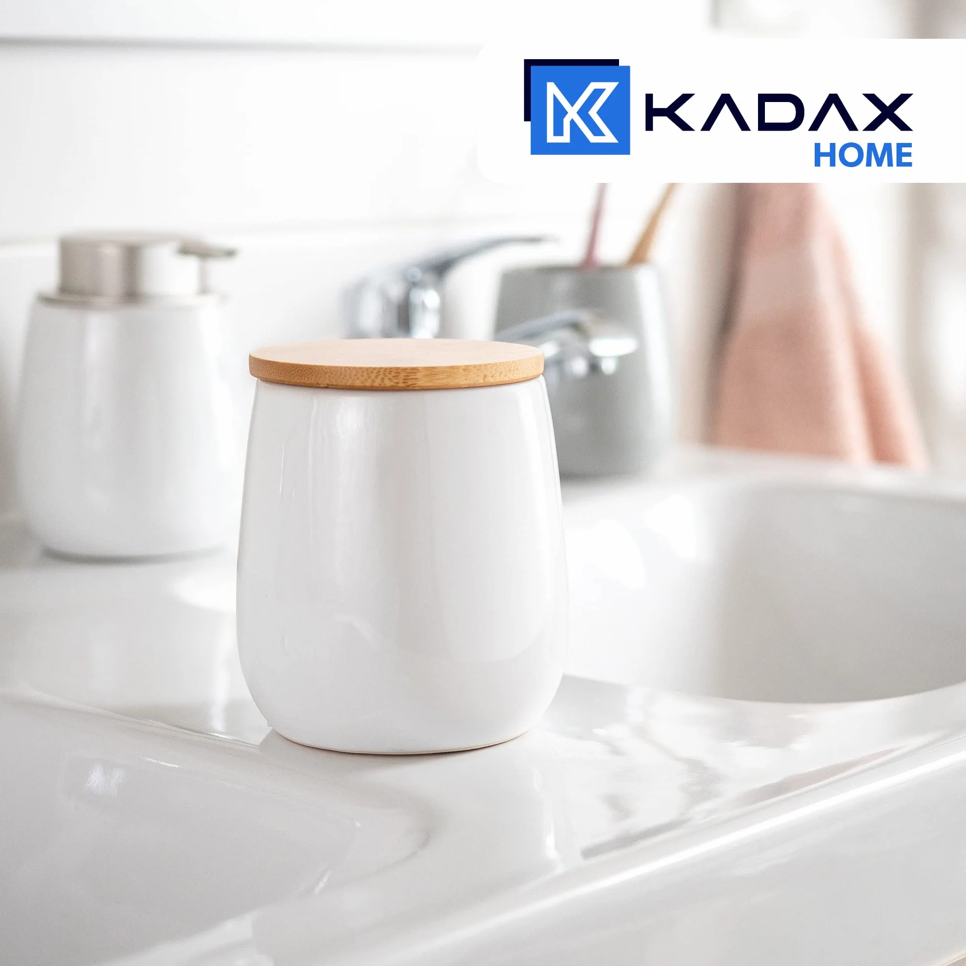 KADAX Pojemnik łazienkowy ceramiczny biały z bambusową pokrywką, szczelne zamknięcie ogranicza wilgoć, zmywalna powierzchnia, na waciki kosmetyczne, patyczki i drobiazgi do łazienki