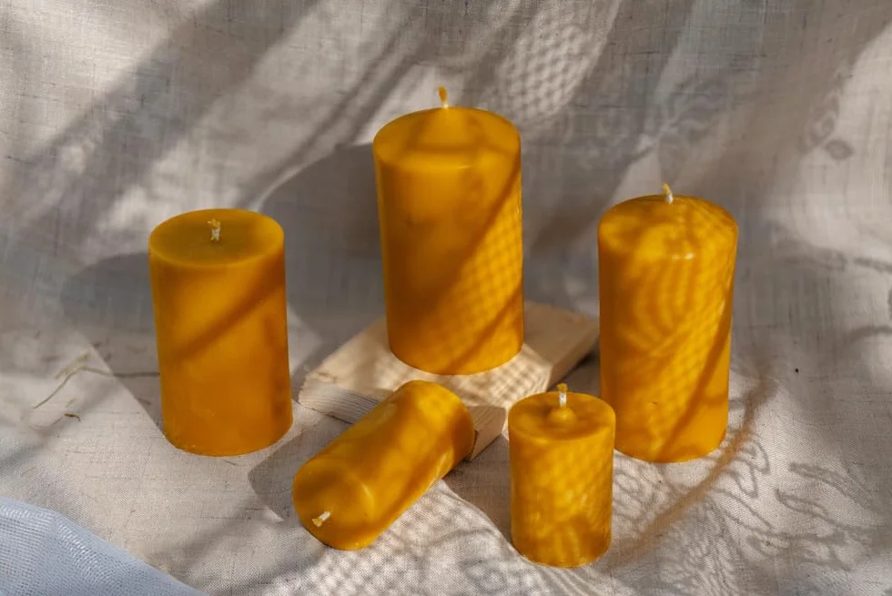 BeesWax World - Świece z wosku pszczelego ręcznie robione świece filarowe wykonane w 100% z naturalnego wosku pszczelego – bezdymne i długo palące się (Rozmiar S: ok. 9 cm x 4,5 cm)