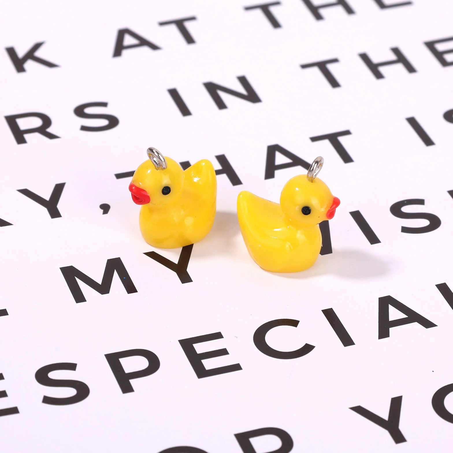 Tinoaly 40 Sztuk Mini Żywiczne Kaczki, Małe Żółte Kaczki Charms z Górnymi Pierścieniami Maleńkie Żywiczne Miniaturowe Zawieszki Zwierzęce Akcesoria dla Kobiet Tworzenia Biżuterii Naszyjnik