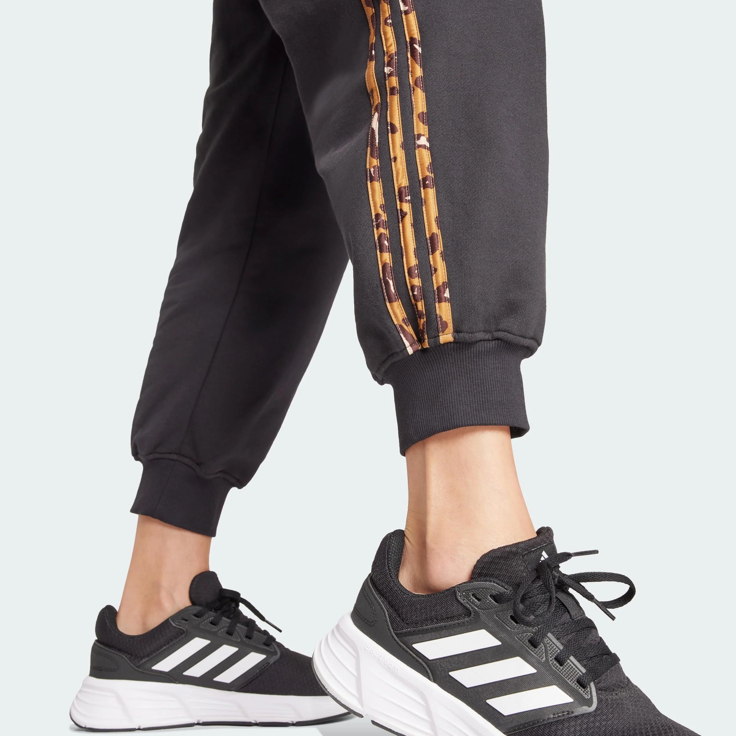 adidas Spodnie Essentials 3 Paski Nadruk Zwierzęcy 7/8 - Spodnie Kobiety