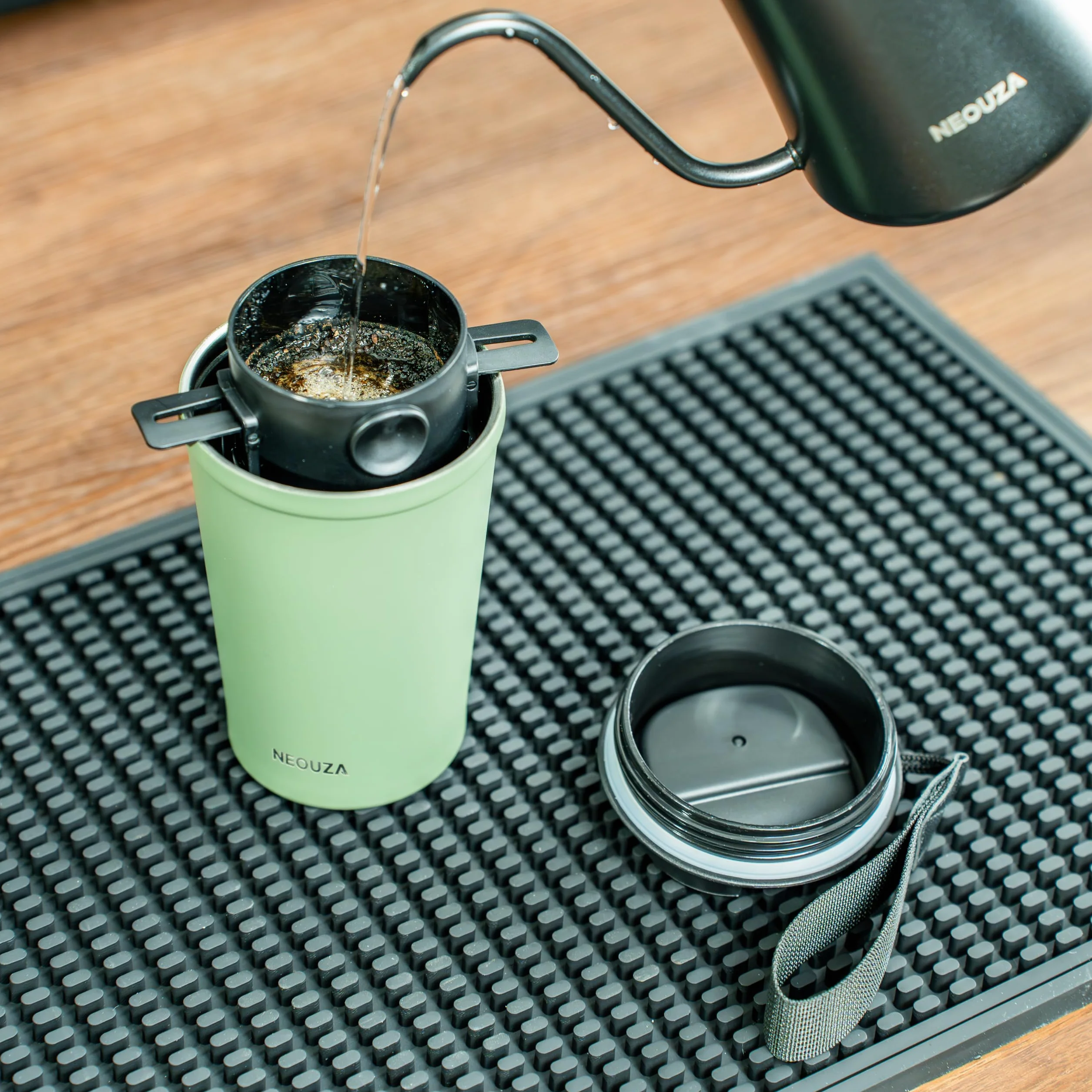 NEOUZA Dripper do parzenia kawy metodą pour over z kubkiem termicznym z izolacją próżniową, wielokrotnego użytku filtr ze stali nierdzewnej, przenośny składany bespapierowy ekspres do kawy na kemping