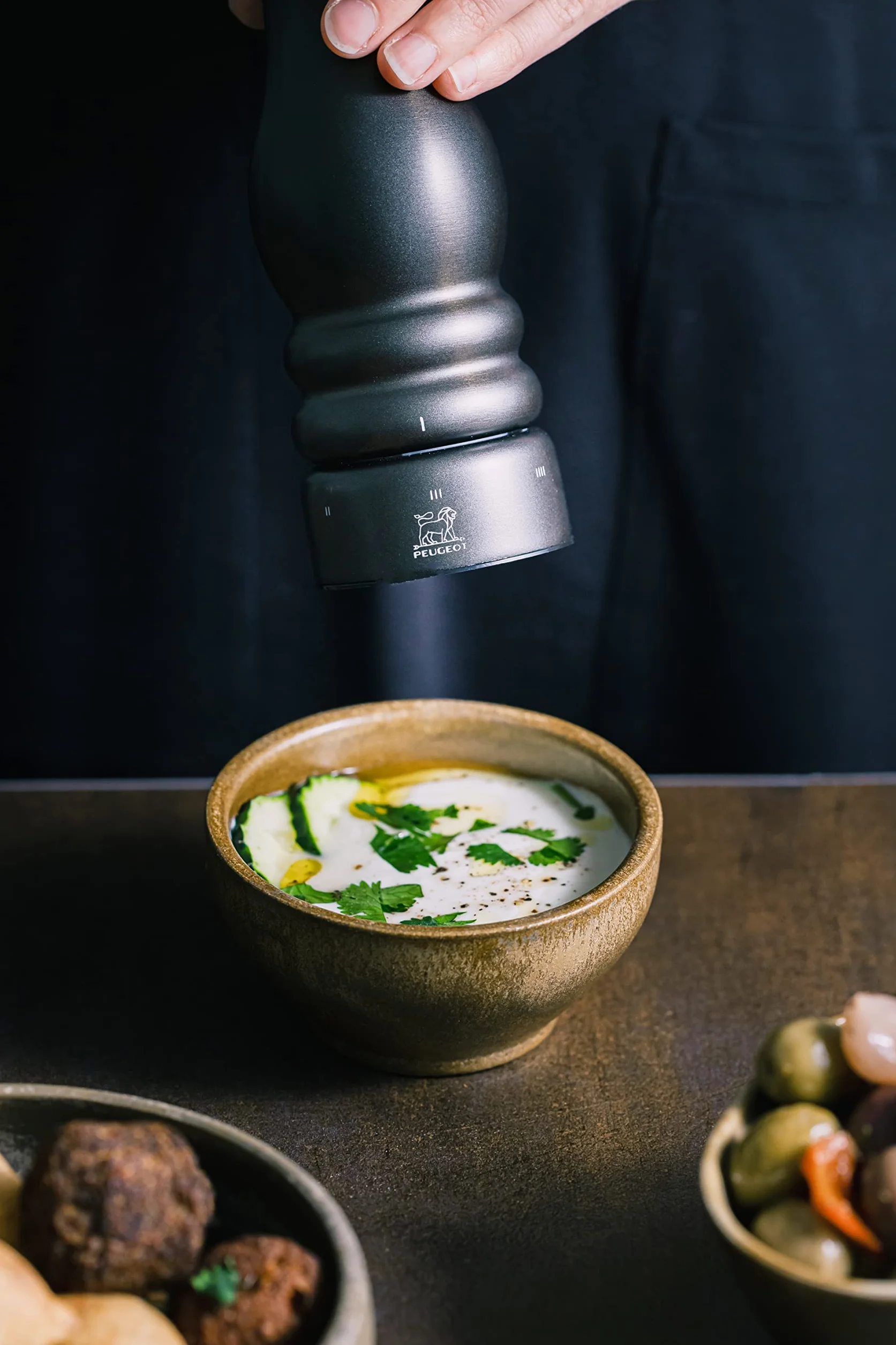 PEUGEOT Paris Chef u'Select młynek do soli 22 cm + sól kamienna w zestawie - wykonany ze stali nierdzewnej - 6 wstępnie zdefiniowanych ustawień mielenia - wyprodukowano we Francji - kolor węgla