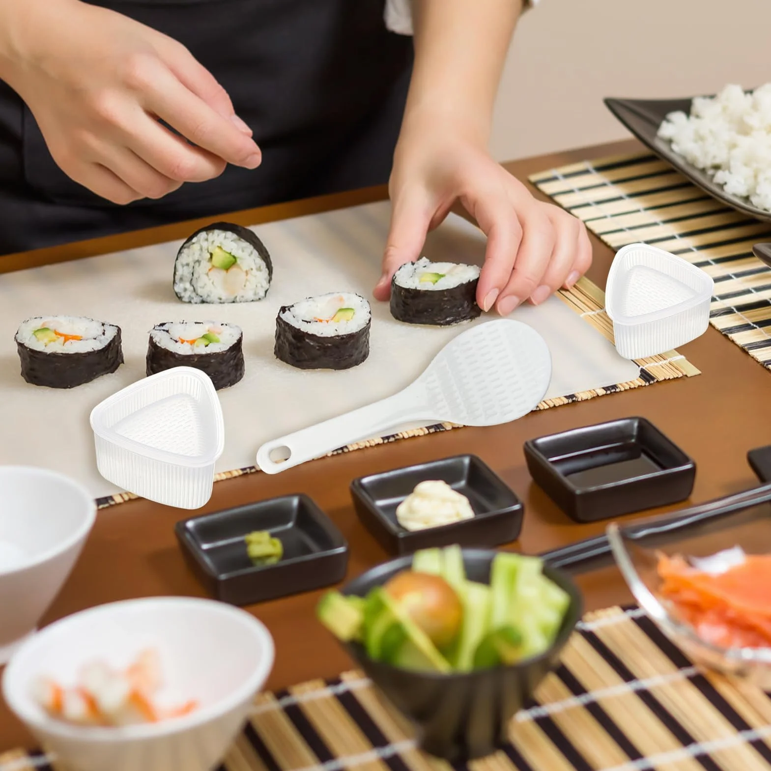 Zestaw 2 trójkątnych foremek do sushi Onigiri z łyżką do ryżu, nieprzywierająca forma, zestaw do sushi