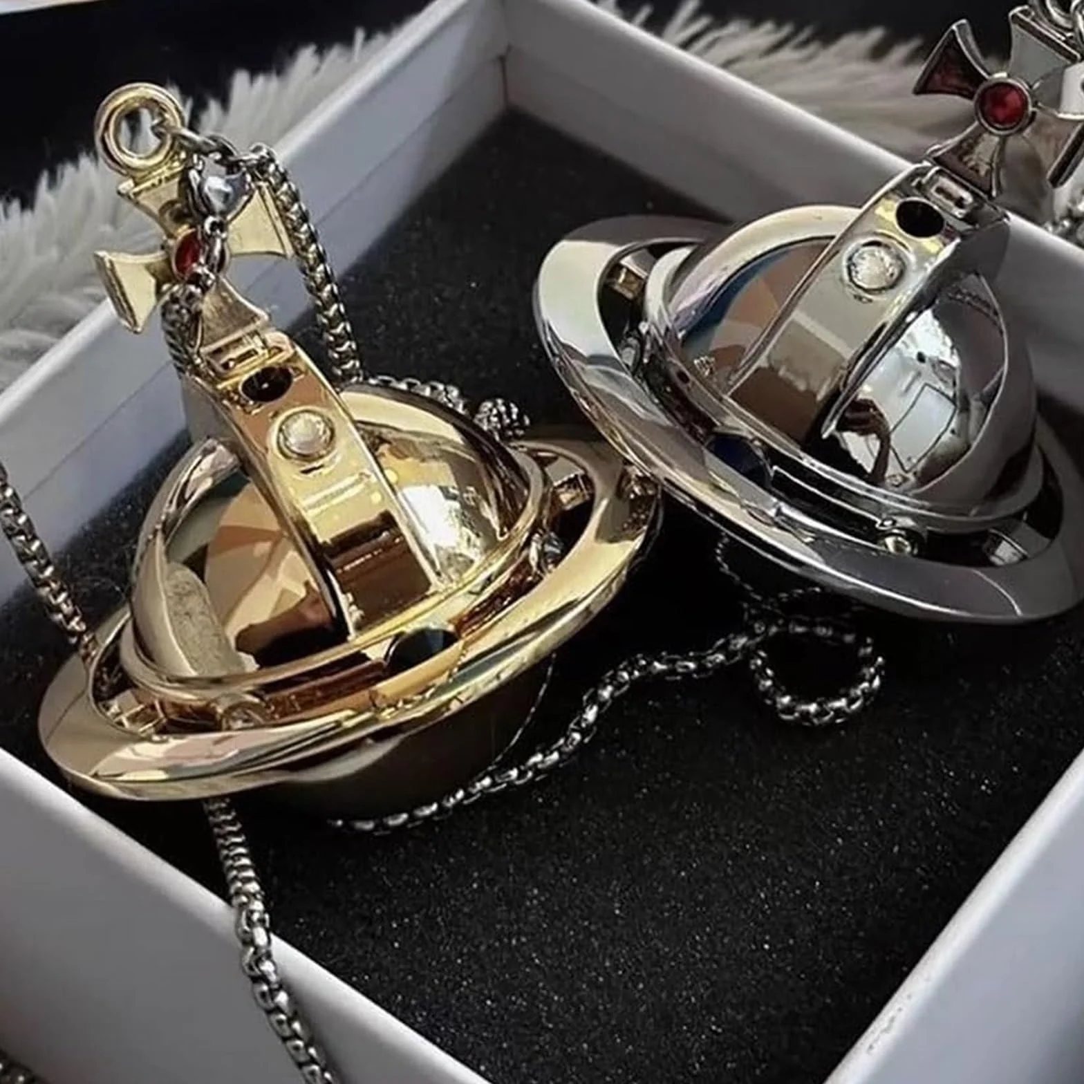 Modny naszyjnik z zapalniczką, kształt Saturna, materiał metalowy, zapalniczka z wymiennym gazem butanowym, prezent dla mężczyzn i kobiet(Silver)