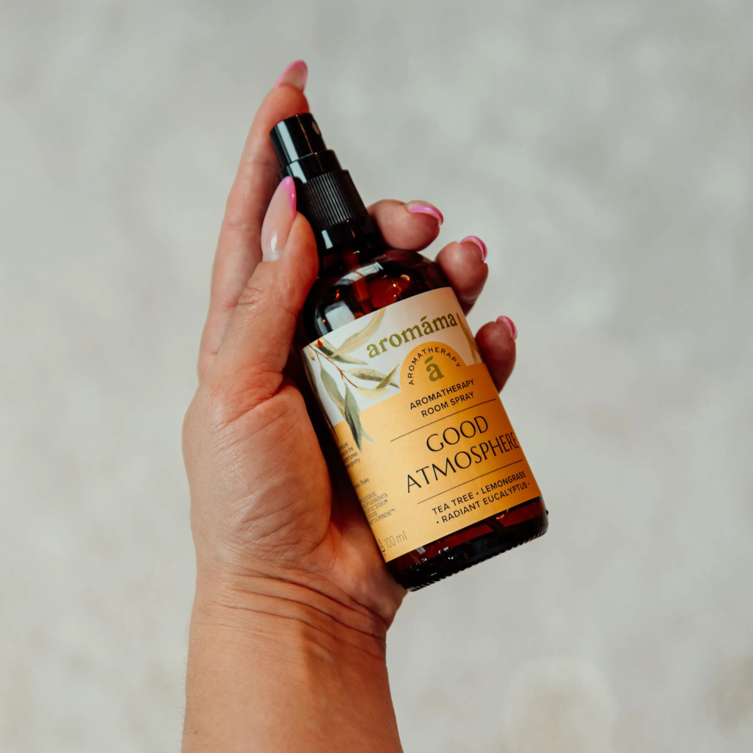 aromáma Good Atmosphere Aromaterapy Room Spray naturalny spray do pomieszczeń z drzewem herbacianym eukaliptusem i trawą cytrynową