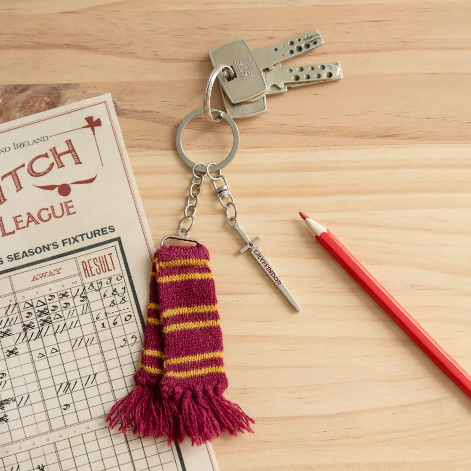 Grupo Erik Keyring Harry Potter Merchandise - Hufflepuff Scarf Keychain, Cute Keyring, Cool Keyrings, Harry Potter Gifts Under 10 Pounds, Hufflepuff Gifts