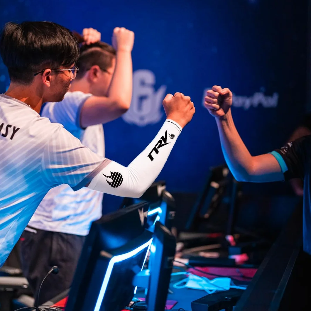 NRV Mankiet kompresyjny do gier e-sportowych (Edycja Camo) - zoptymalizuj swoją grę e-sportową w stylu kamuflażowym - profesjonalnie zaprojektowana - trwała, oddychająca i wolna od tarcia