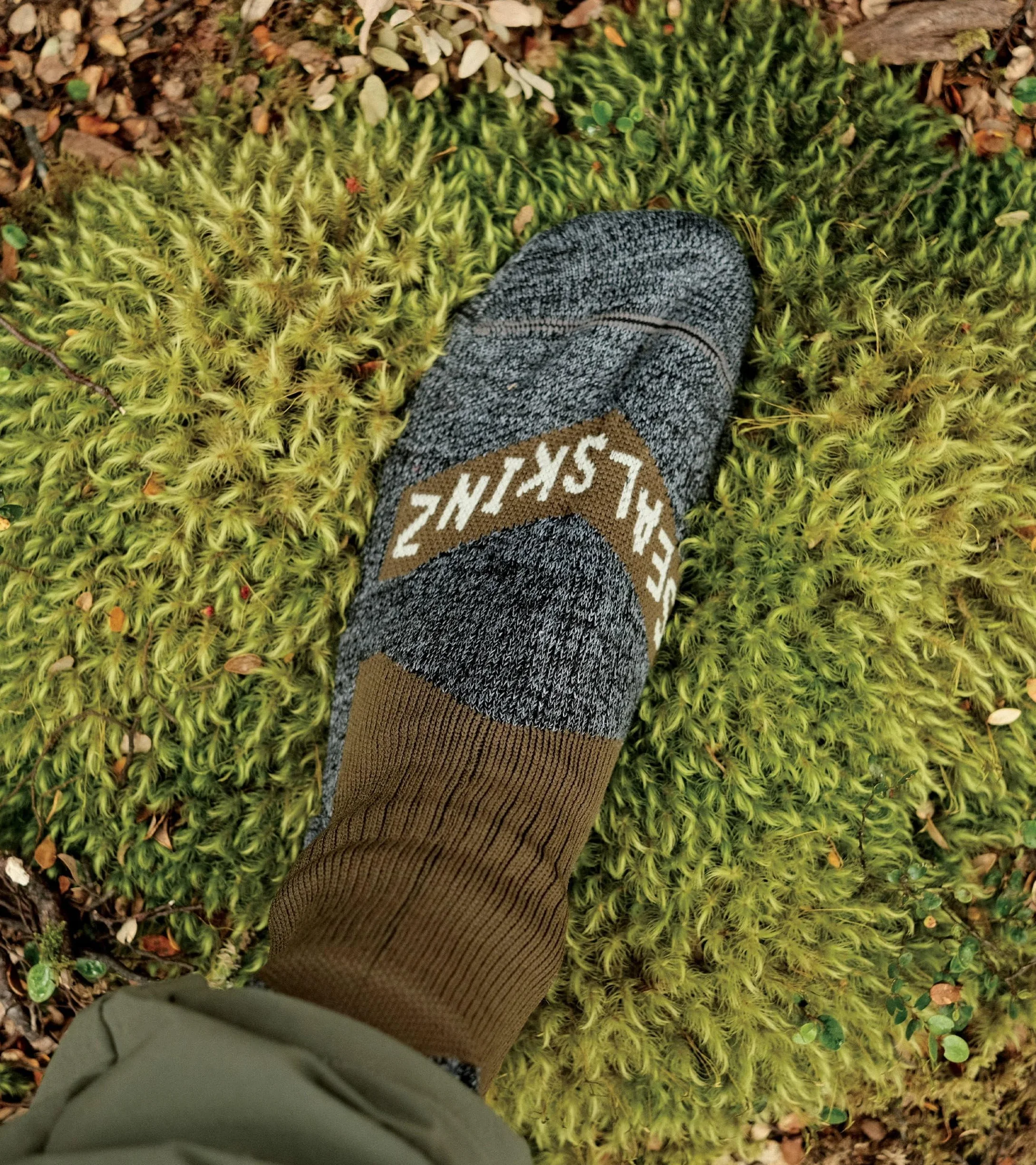SEALSKINZ Raynham Wodoodporne skarpety średniej długości, uniseks, na każdą pogodę, czarny/szary marmur, rozmiar M
