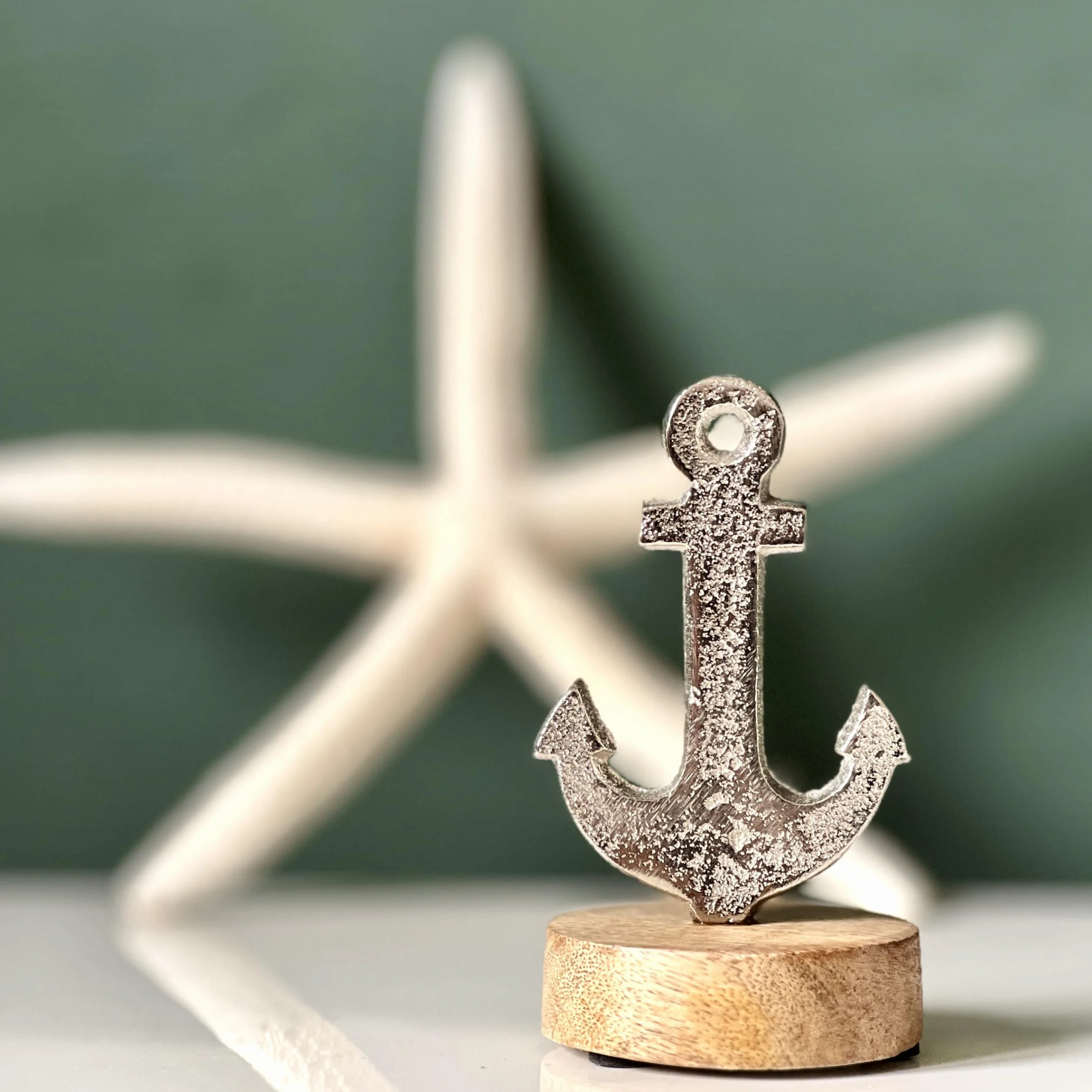 Dekoracyjny zestaw 2 szt. Mini kotwica na nóżce 12 x 7 x 6,5 cm na cokole z drewna mango/aluminium