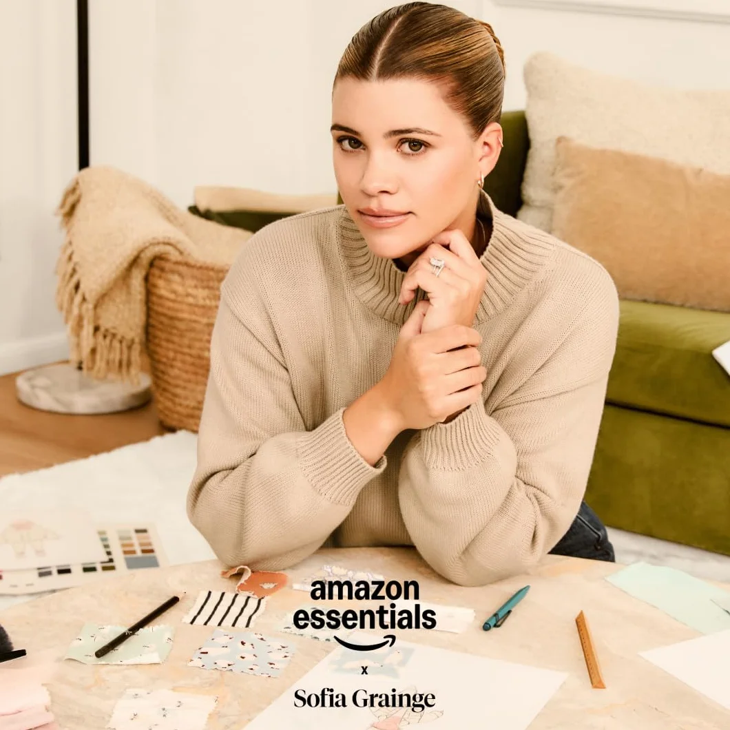 Amazon Essentials x Sofia Grainge Damska bluza z okrągłym dekoltem Boxy Drop Shoulder Crewneck, Light Camel Bear Heart, S