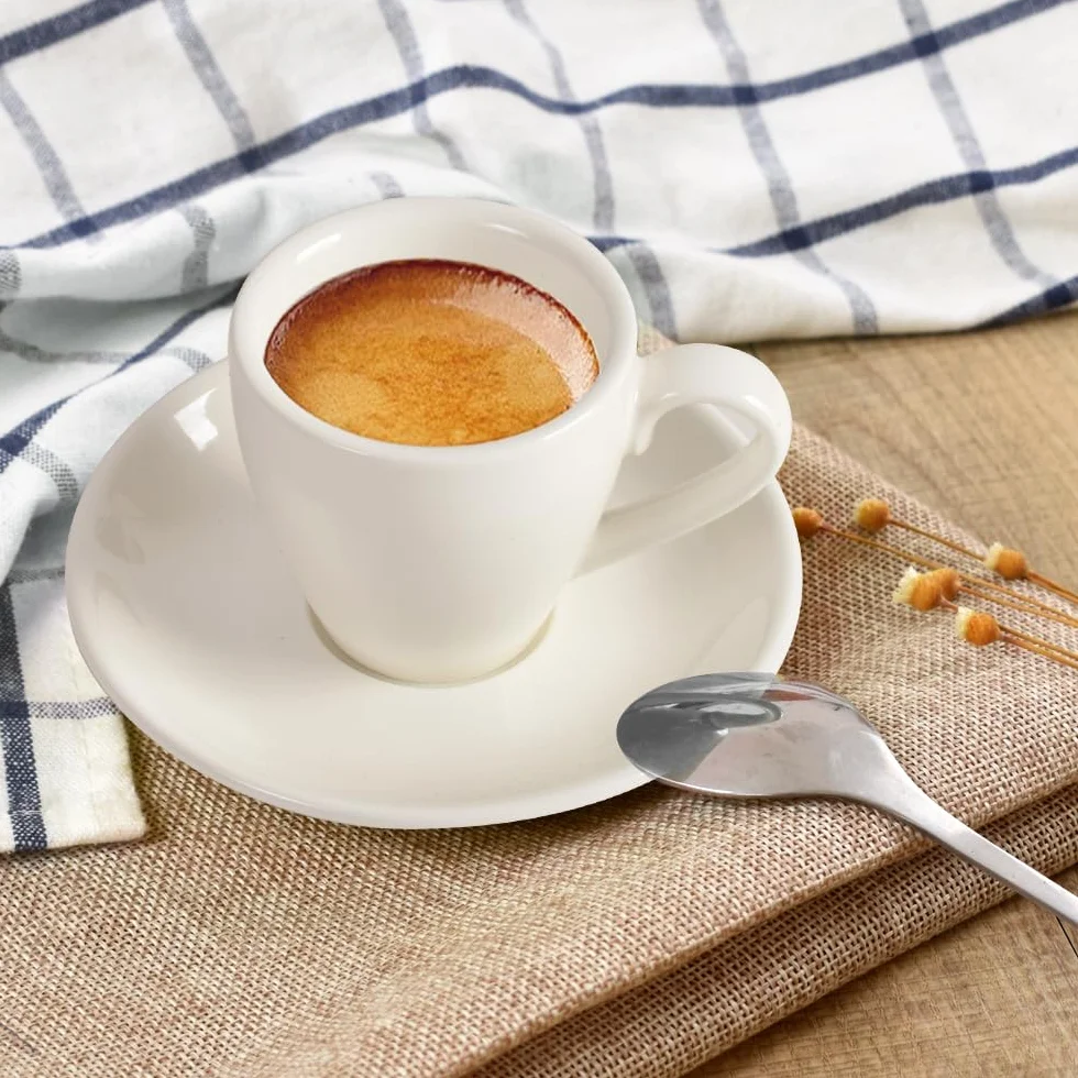 ionEgg Porcelanowy kubek do espresso ze spodkiem i łyżkami 80 ml 2 sztuki biały