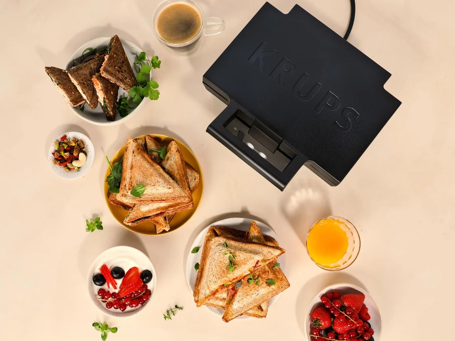 Krups FDK461 Iconic Opiekacz do kanapek, moc 850 W, płyty nieprzywierające z powłoką ceramiczną, ikoniczne wzornictwo, pionowe przechowywanie, przyjazny dla użytkownika, czarny