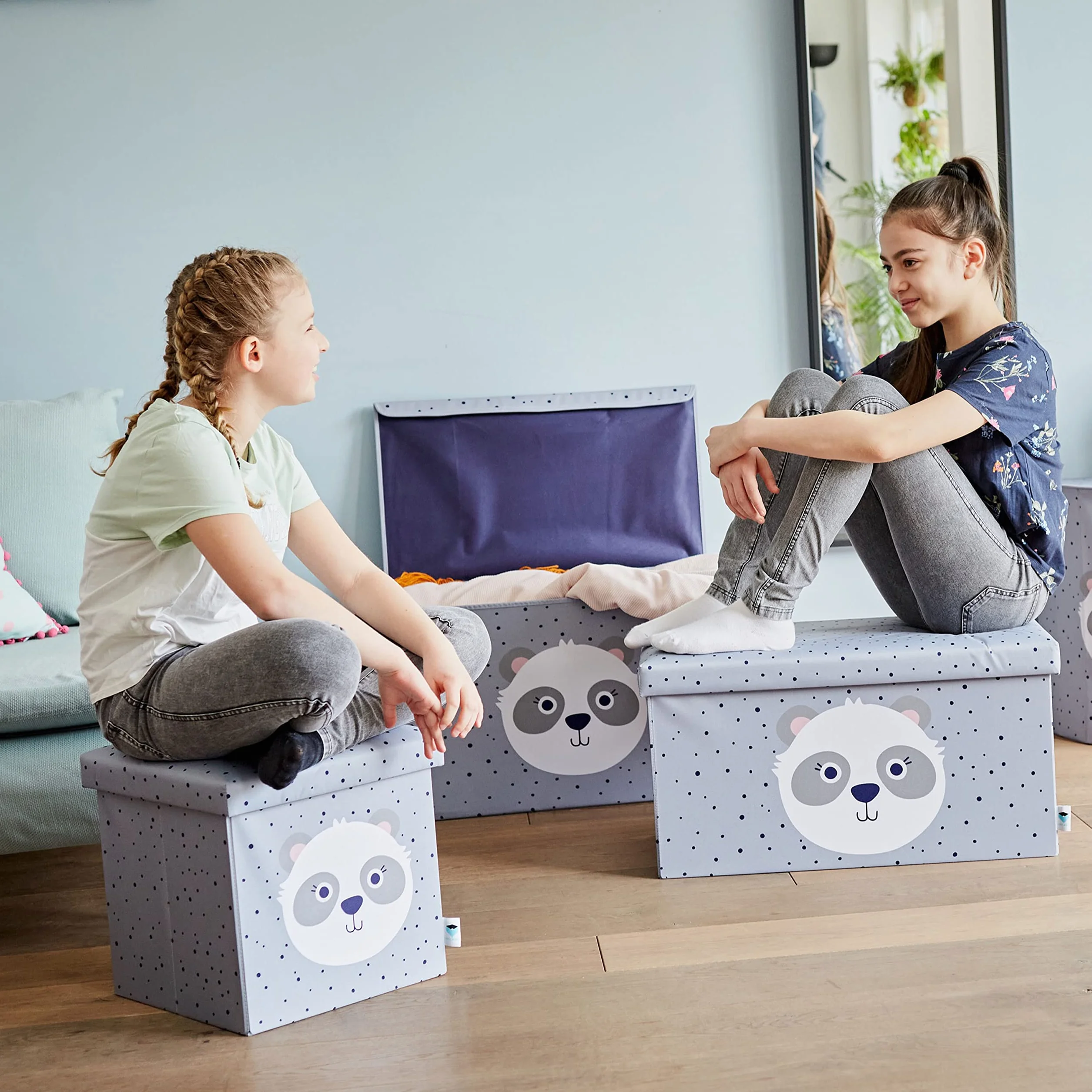 LOVE IT STORE IT Taboret do siedzenia z miejscem do przechowywania – skrzynia na zabawki z materiału – wzmocniona drewnem – obciążenie do 150 kg – szary z pandą – 35 x 35 x 35 cm