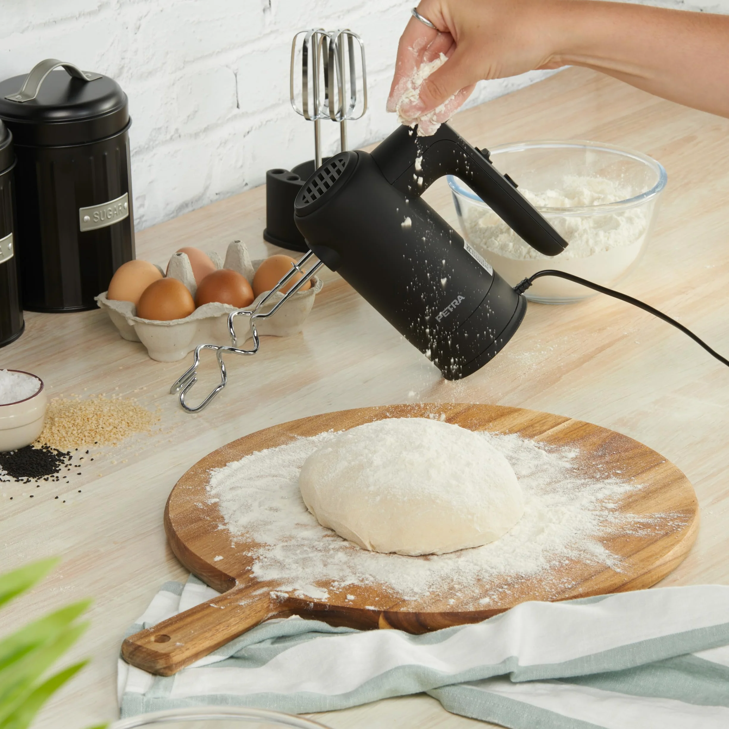 Petra PT5613BMBLKVDE Handmixer 300 W 5 Geschwindigkeiten Elektrischer Küchenmixer mit Schneebesen und Knethaken Schwarz
