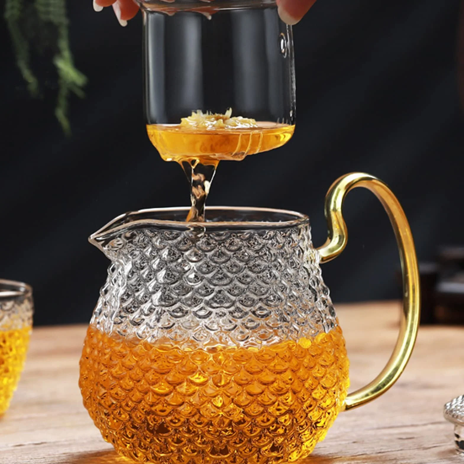 Szklany dzbanek do herbaty 600 ml z sitkiem i pokrywką, dmuchany ustnie, ze szkła borokrzemowego