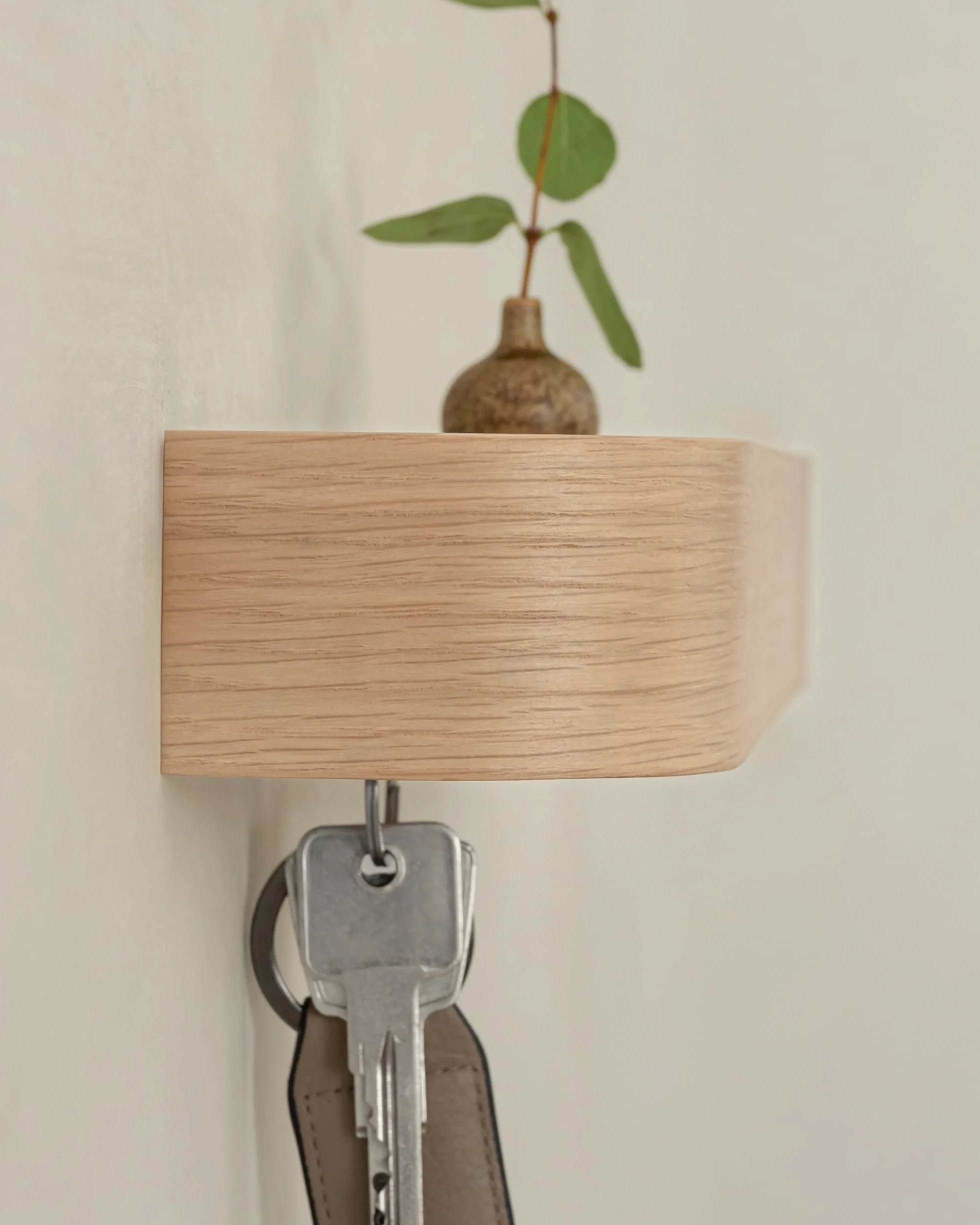 KAZAI Wieszak na Klucze Toke Nowoczesny Uchwyt z Półką z Drewna Dąb biały