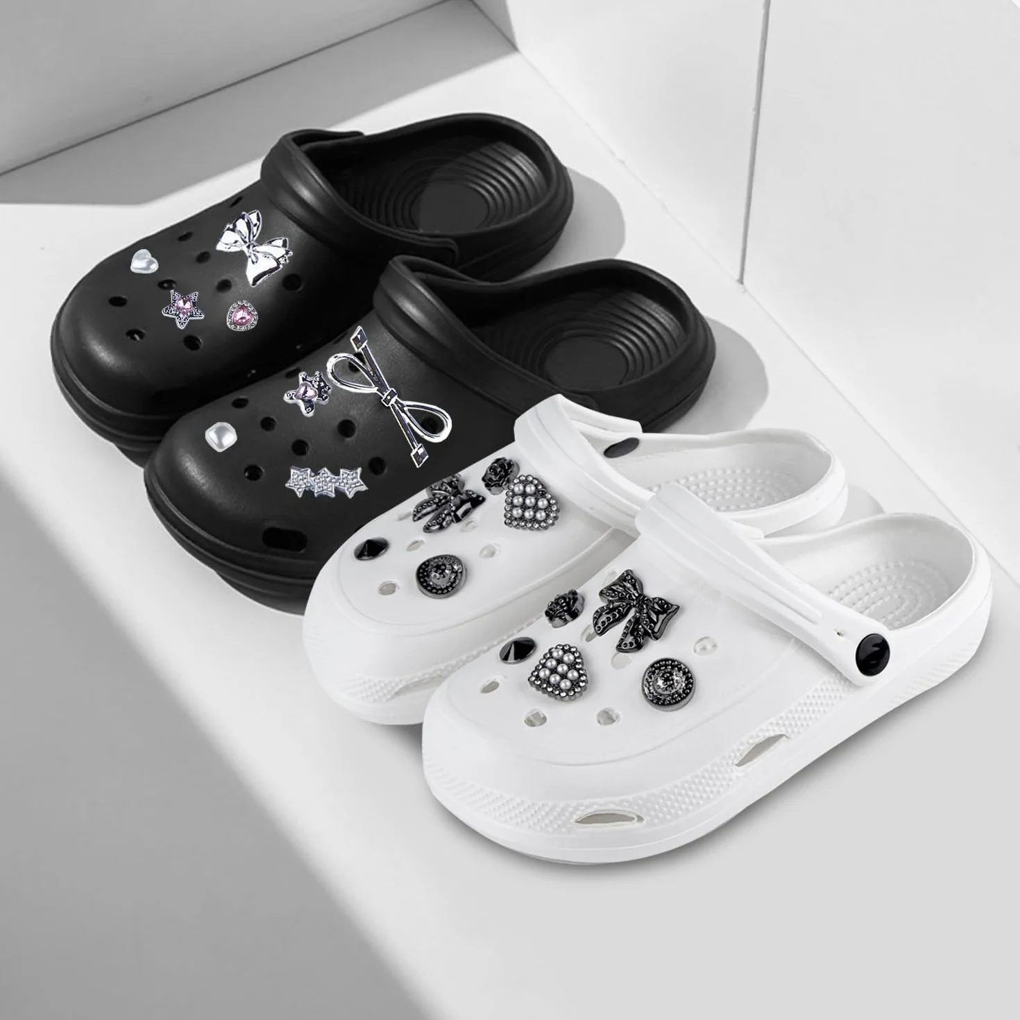 Crocs przypinki, przypinki do butów crocs, kokardka sznurówki charmy, odpinane zawieszki do butów, Crocs Pins dla dziewcząt, kobiet i dorosłych, dwa style: srebrny i czarny