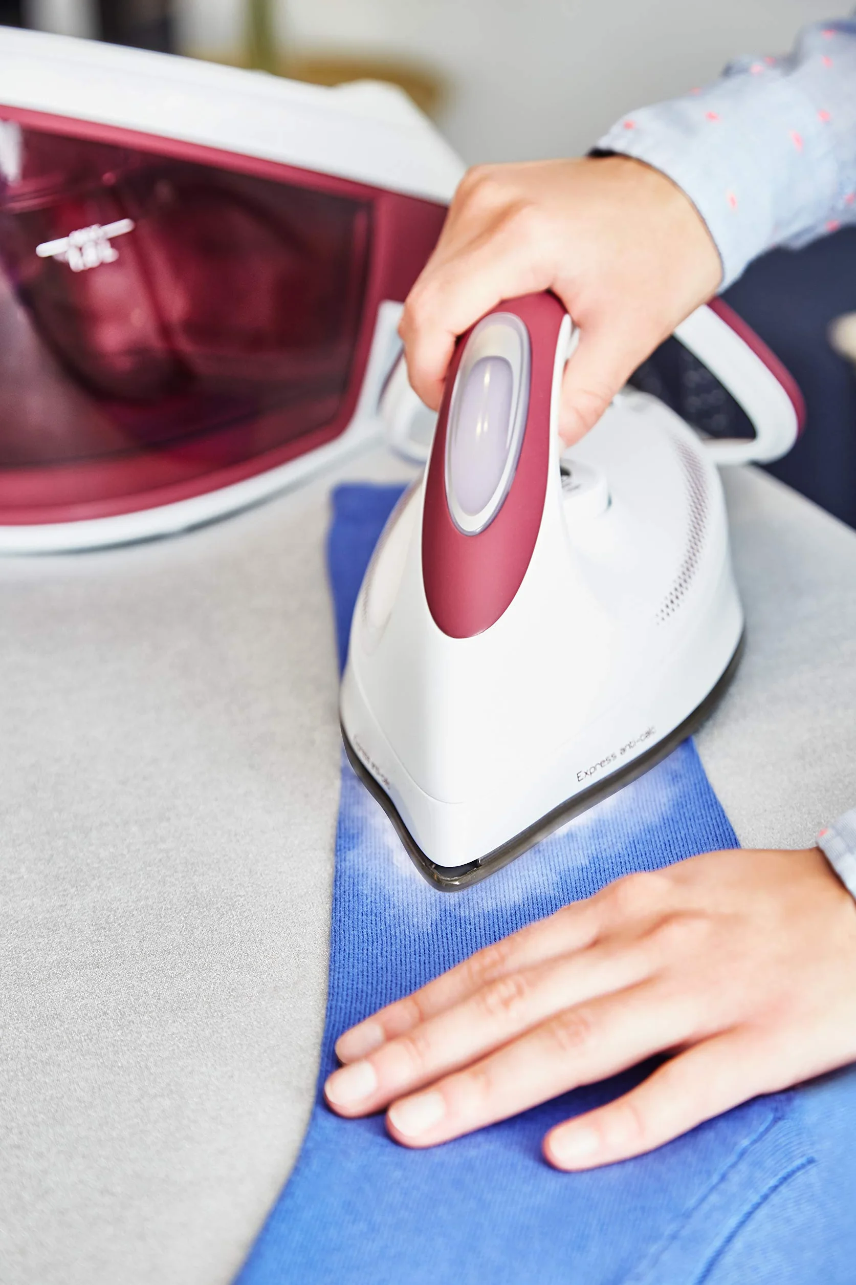 Tefal SV8012 Express Anti-Calc stacja parowa | 2800 W | Stała ilość pary: 120 g/min | Silne uderzenie pary: 400 g/min | Pojemność zbiornika na wodę: 1,8 litra | Kolektor zapobiegający osadzaniu się