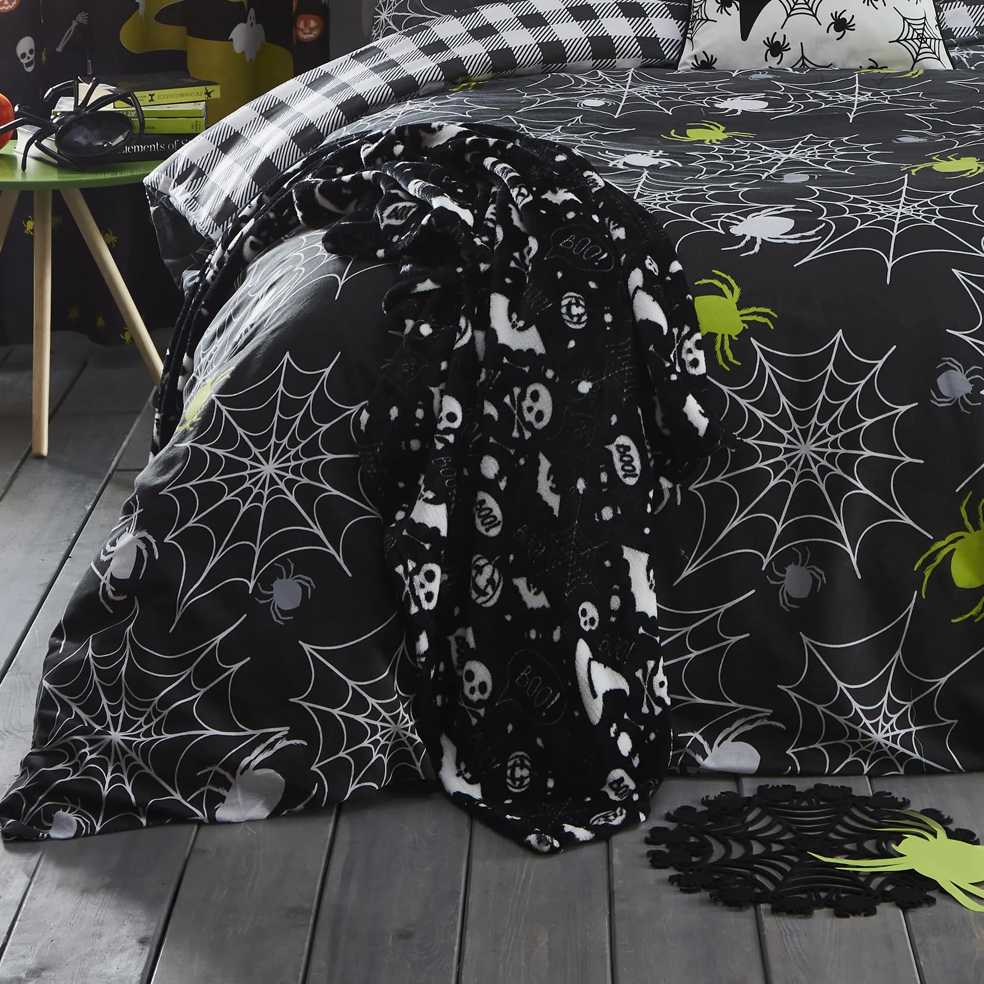Koc polarowy na Halloween 120x150 cm czarny nietoperze czaszki narzuta