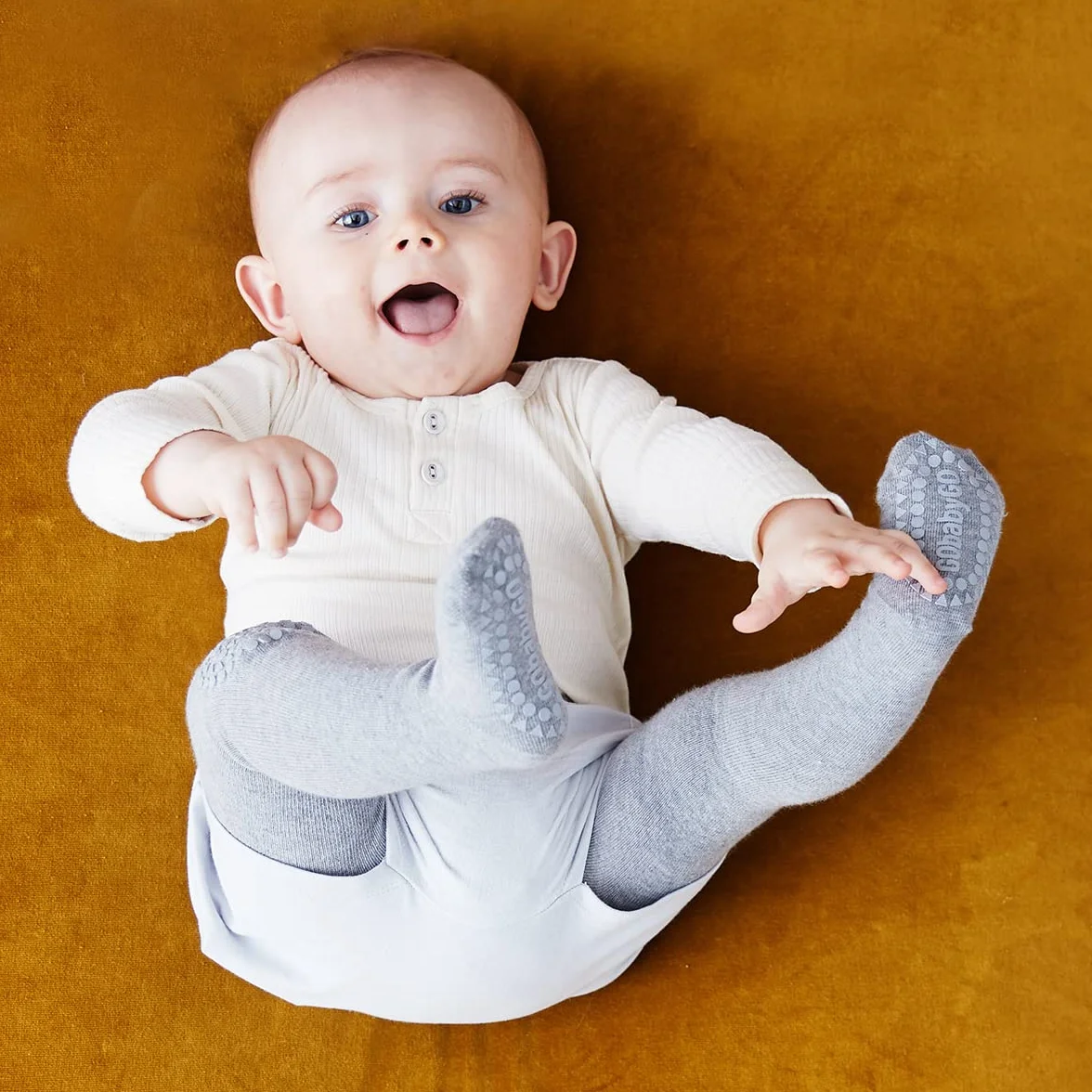 GoBabyGo Oryginalne antypoślizgowe rajstopy do raczkowania dla niemowląt | antypoślizgowe tworzywo ABS dla aktywnych dzieci w wieku raczkowym | stretch bawełniany | 6 – 12 m i 12 – 18 m | 11 kolorów
