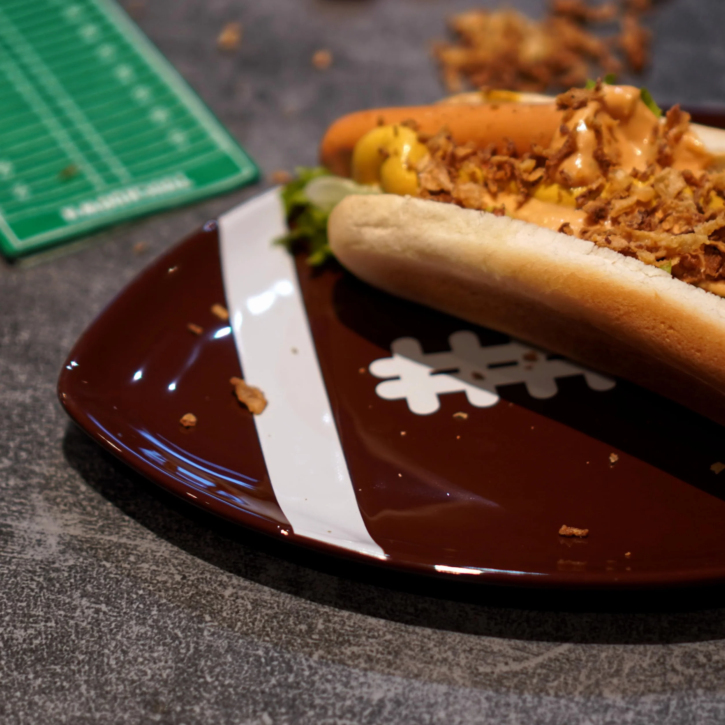 Talerz ceramiczny American Football 30,5 x 19 cm – talerz do serwowania w kształcie piłki nożnej
