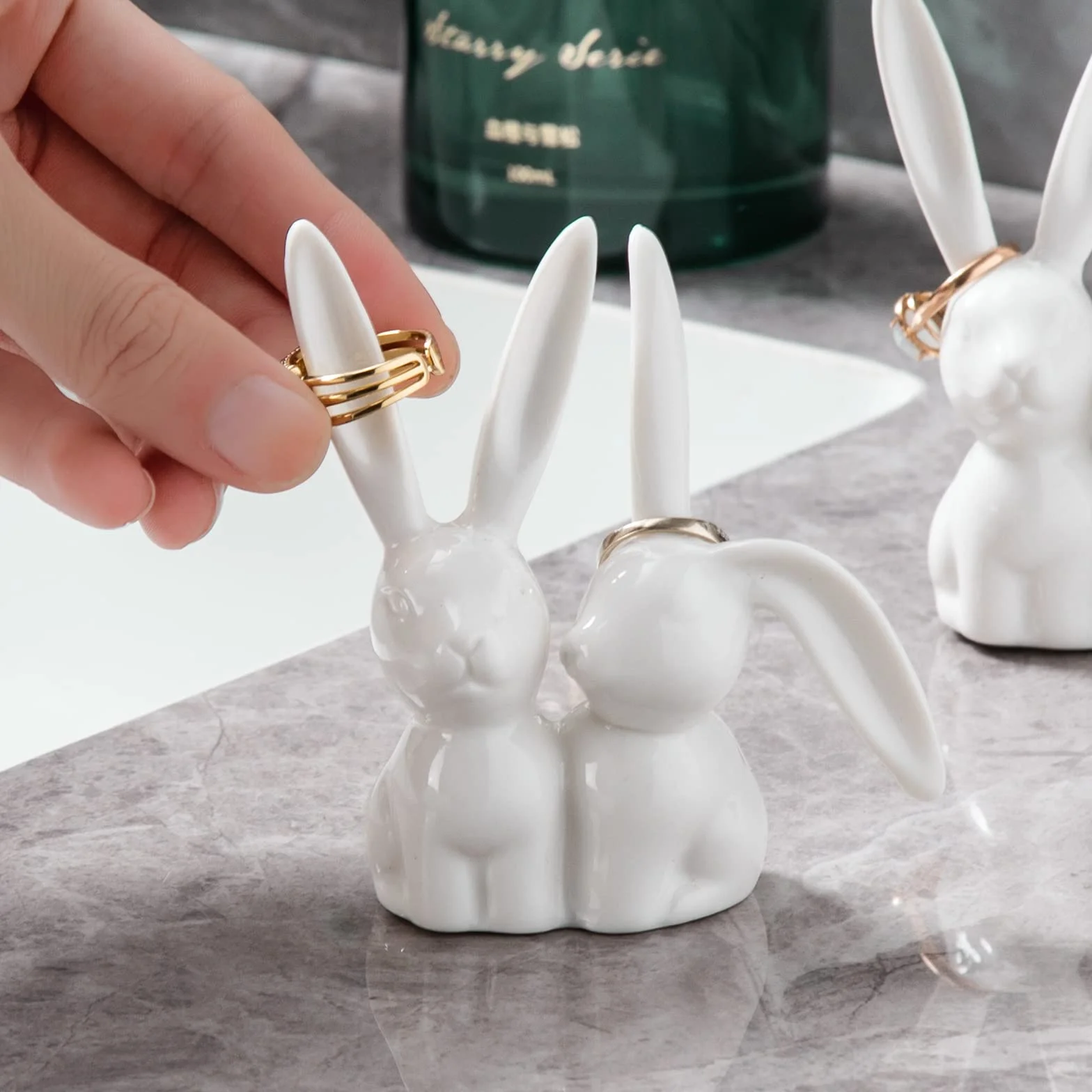 Yundu Ceramiczny uchwyt na biżuterię z królikiem, stojak na pierścionek zaręczynowy, stojak na biżuterię, uroczy wystrój pokoju preppy, urocze prezenty dla kobiet