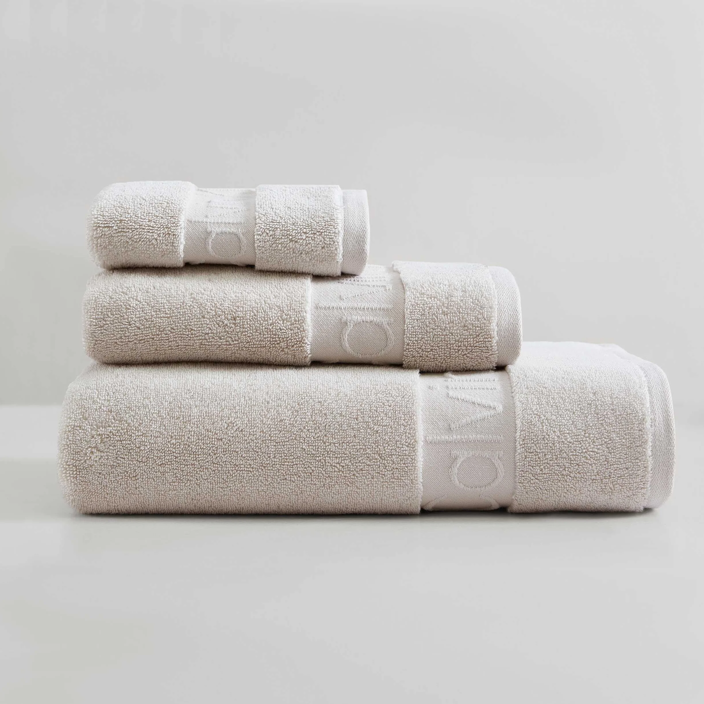 Calvin Klein - Zestaw ręczników, super miękkie ręczniki bawełniane premium z konstrukcją Zero Twist, nowoczesny wystrój łazienki, certyfikat Öko-Tex (ikoniczny jednolity beż, 3-częściowy)
