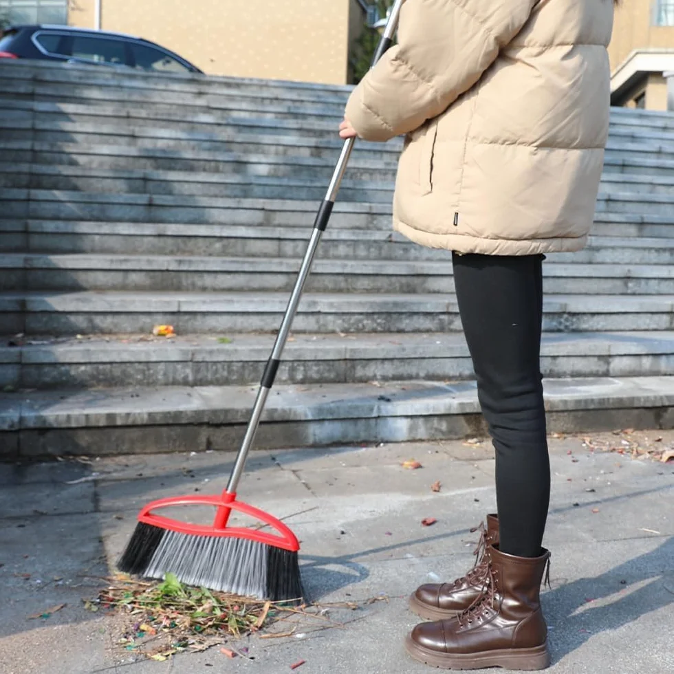 Wytrzymała miotła do użytku na zewnątrz, 38 cm szerokości z długim uchwytem, sztywne włosie kątowe na podwórko, ogród, garaż, patio (czerwona)