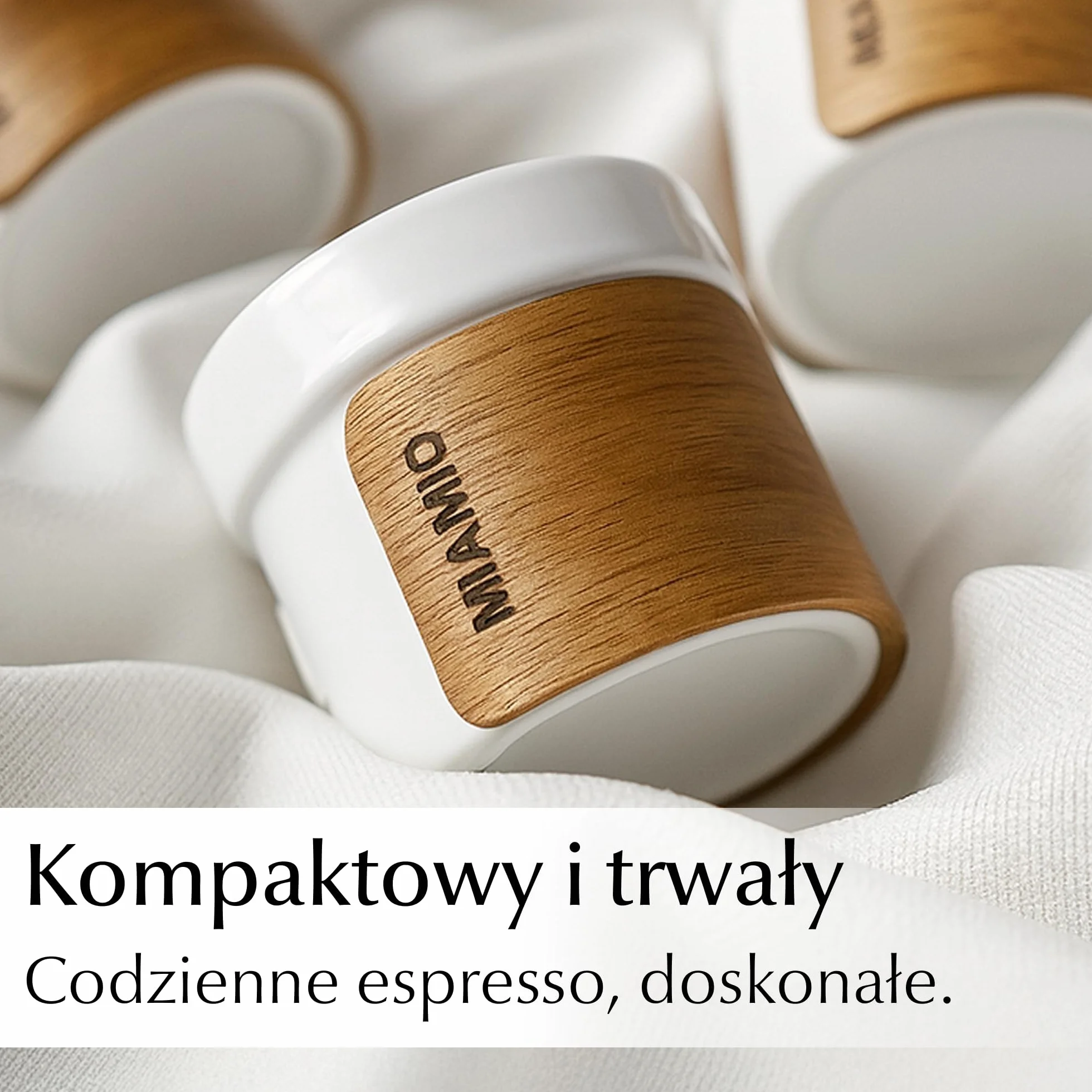 MIAMIO – Zestaw filiżanek do espresso 4 szt. (100 ml) Filiżanki do herbaty w stylu japońskim z ceramiki/Filiżanki bez uchwytu z demontowanym drewnianym mankietem (Biały)