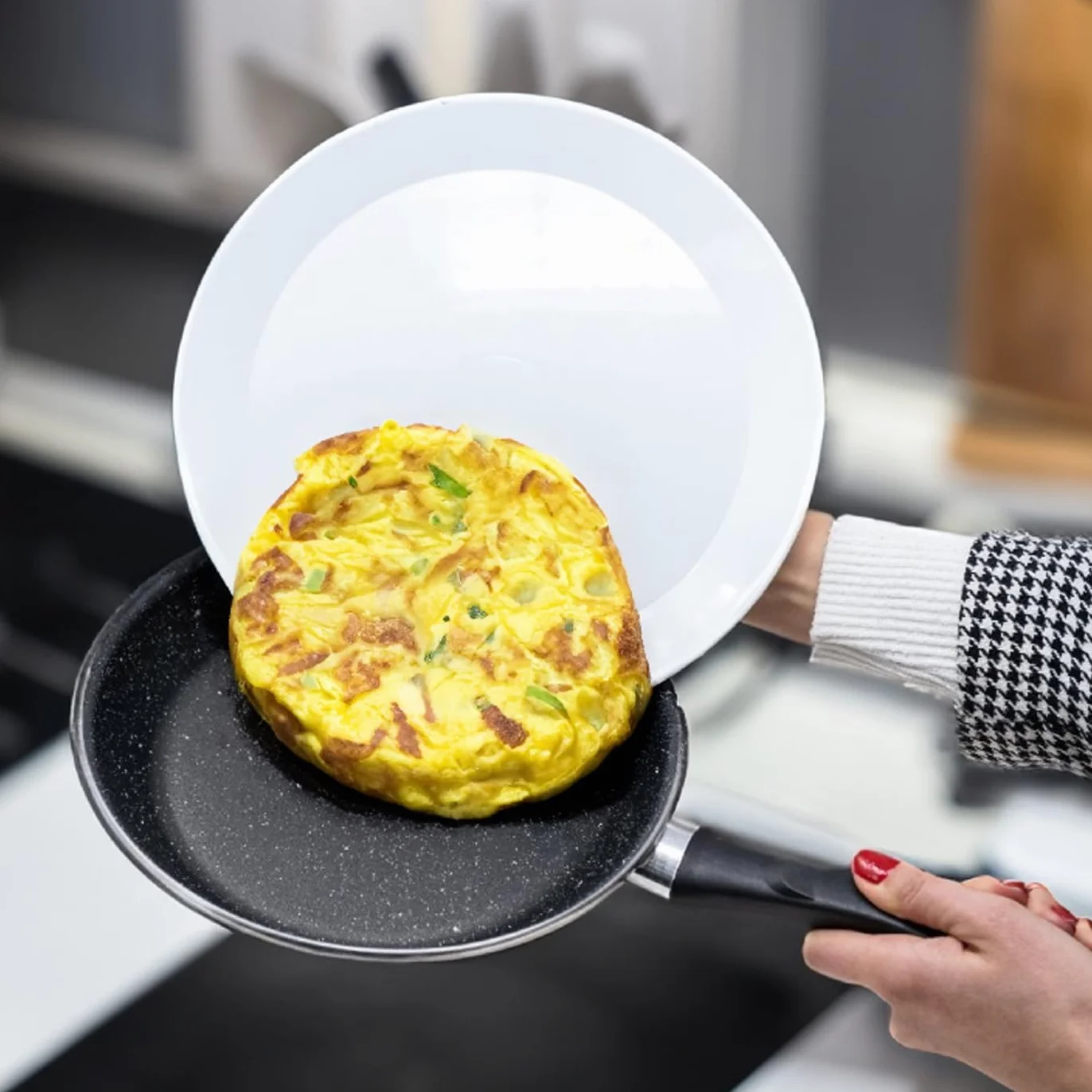Talerz Gira Tortillas 29 cm, pokrywka z klapką, wytrzymały plastik, bez BPA