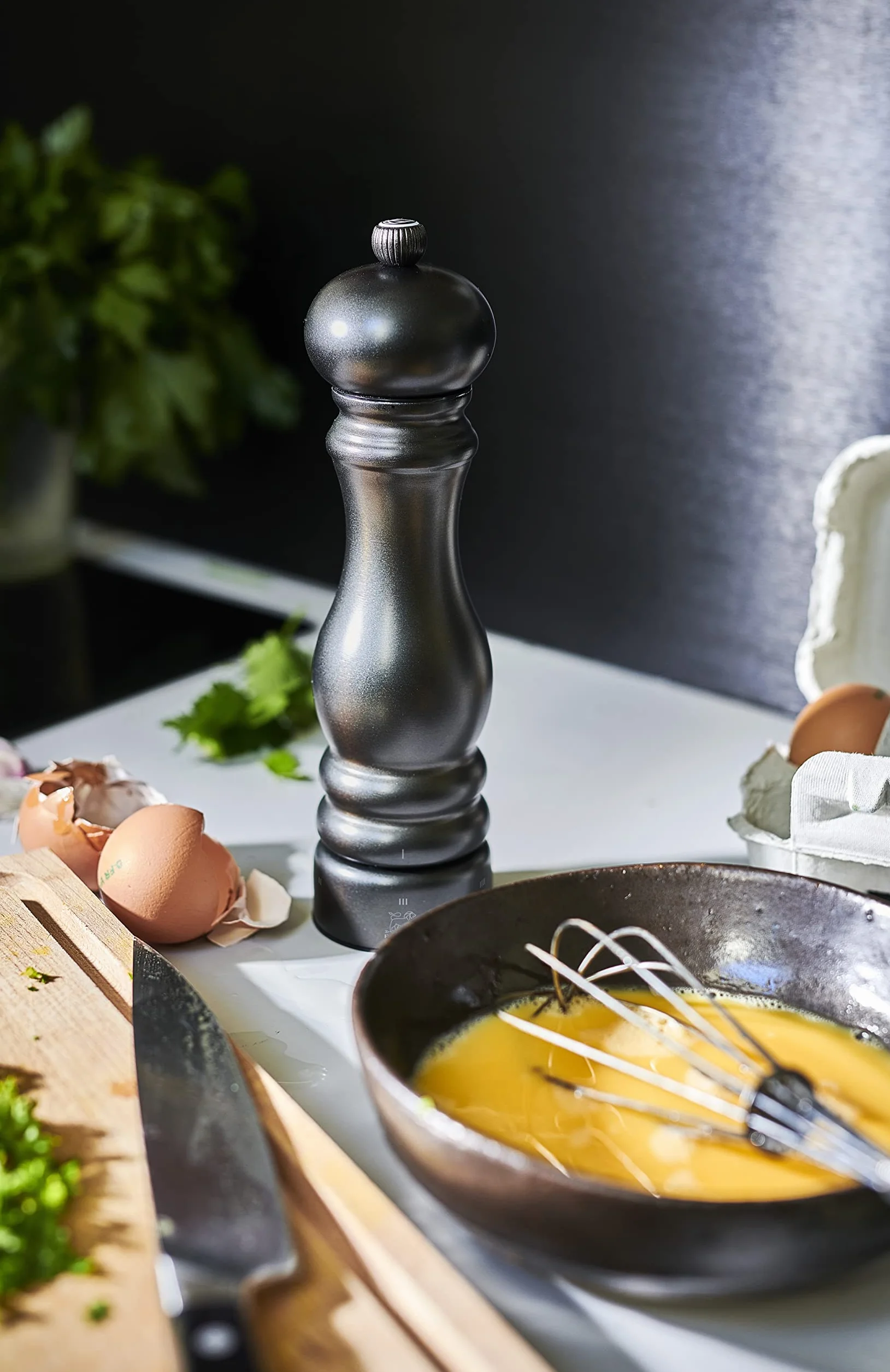 PEUGEOT Paris Chef u'Select młynek do soli 22 cm + sól kamienna w zestawie - wykonany ze stali nierdzewnej - 6 wstępnie zdefiniowanych ustawień mielenia - wyprodukowano we Francji - kolor węgla