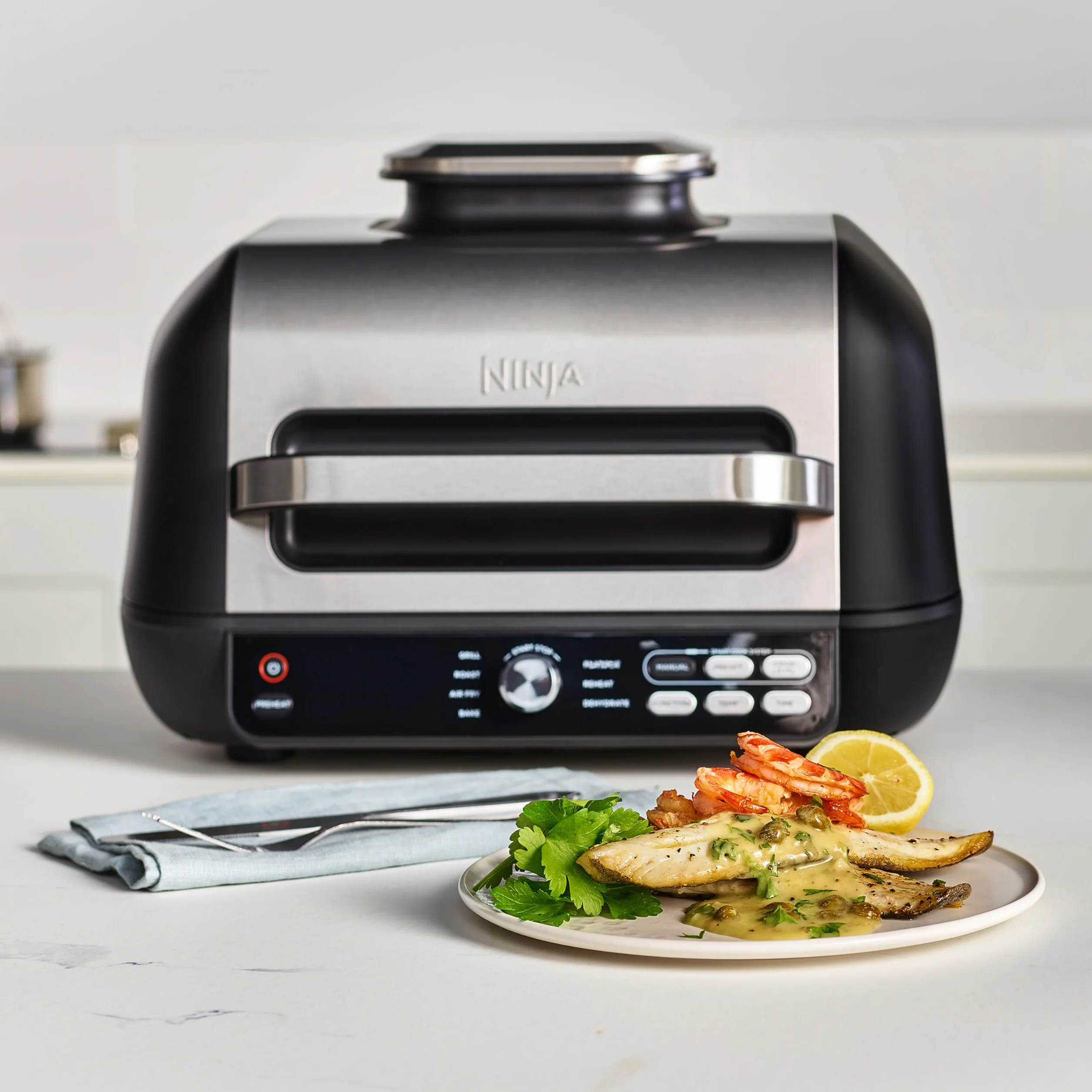 Ninja Foodi MAX PRO Grill, płaska płyta i frytkownica beztluszczowa z cyfrową sondą kuchenną i termometrem, 3,8 l, 7 funkcji gotowania w 1, części można myć w zmywarce, srebrno/czarny, AG651EU