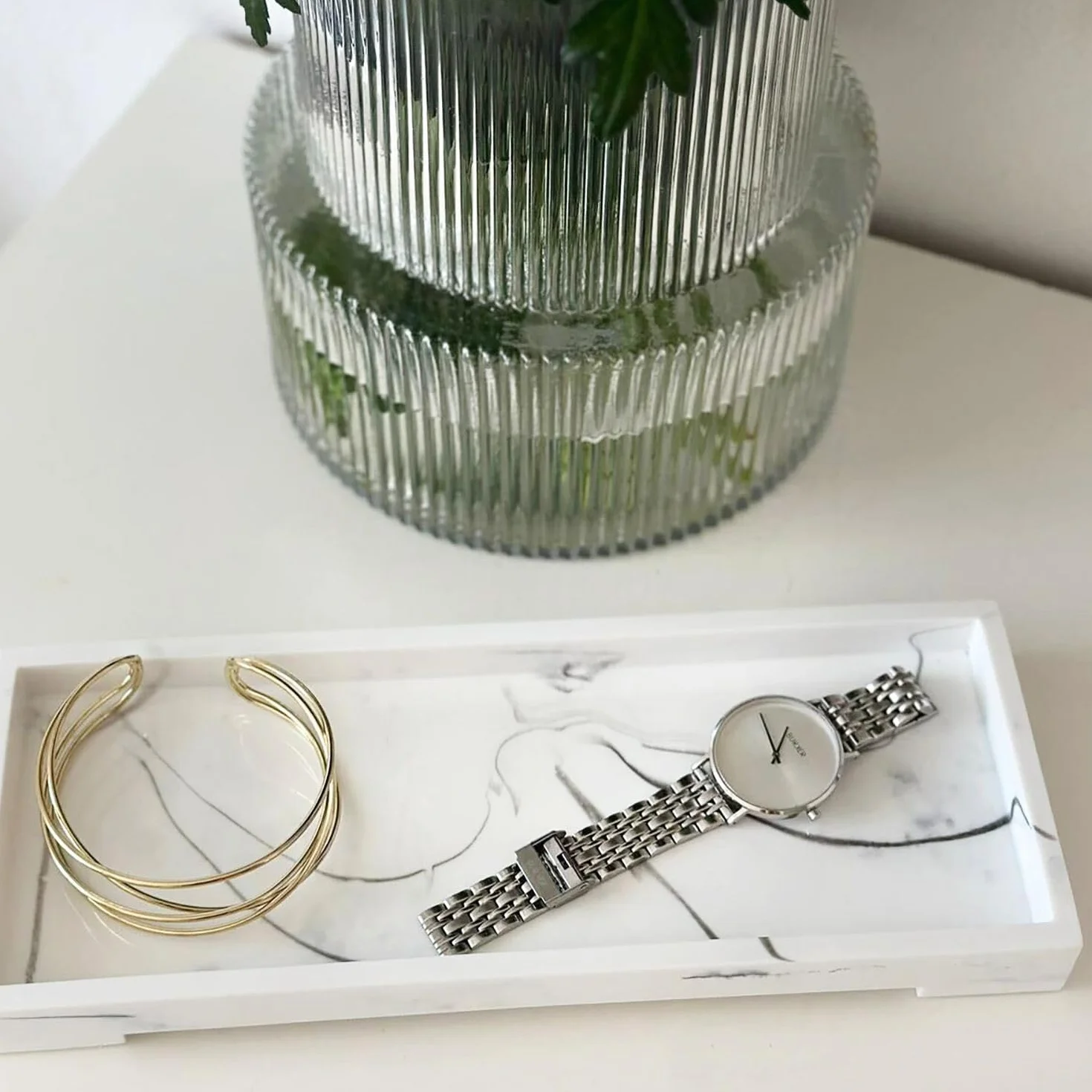 Intirilife Wielofunkcyjna taca do przechowywania Taca toaletowa Taca do serwowania w Marmurowa Biel wykonana z żywicy syntetycznej - 29.5 x 11.2 x 3 cm - Stylowy sposób na ochronę powierzchni i organizerów