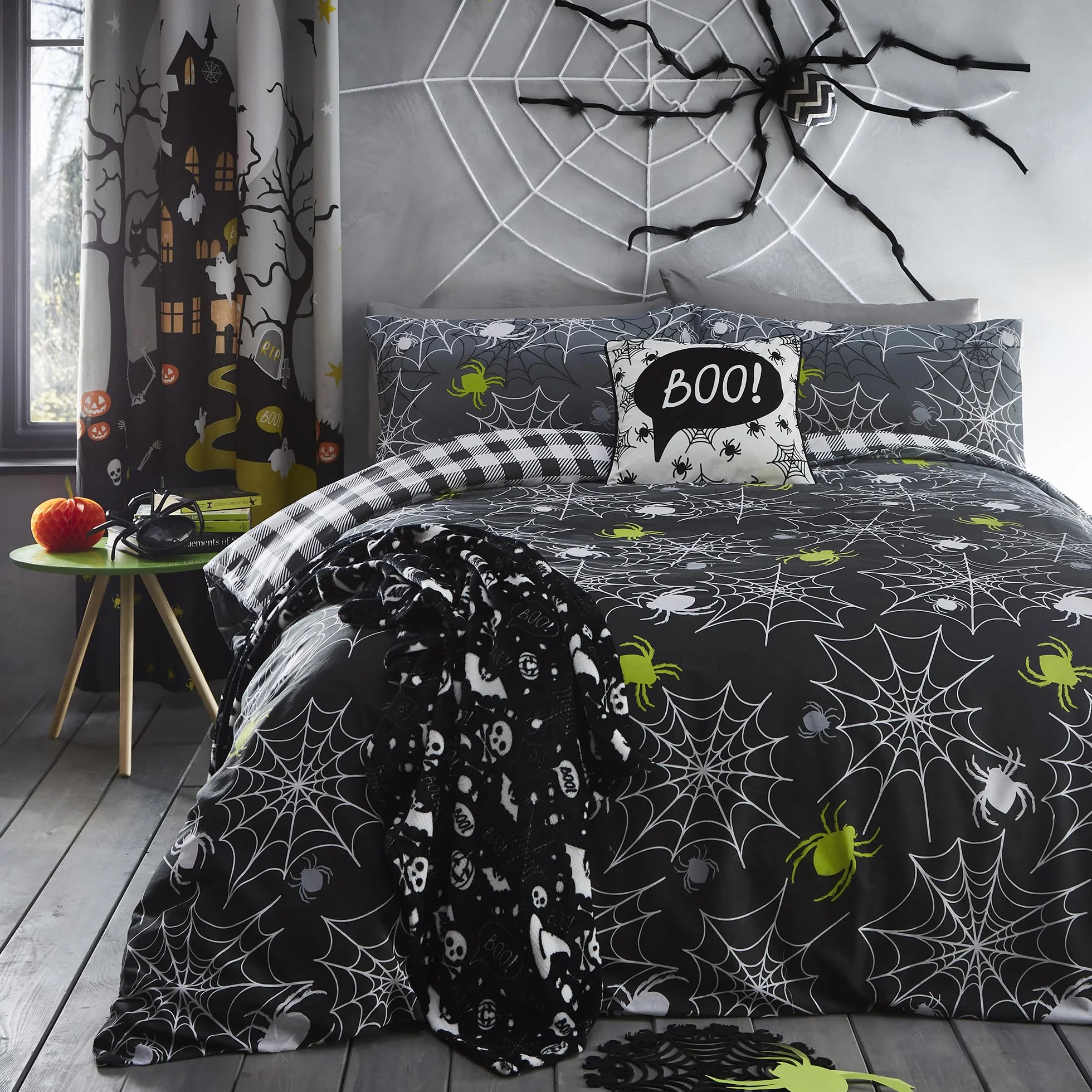 Koc polarowy na Halloween 120x150 cm czarny nietoperze czaszki narzuta