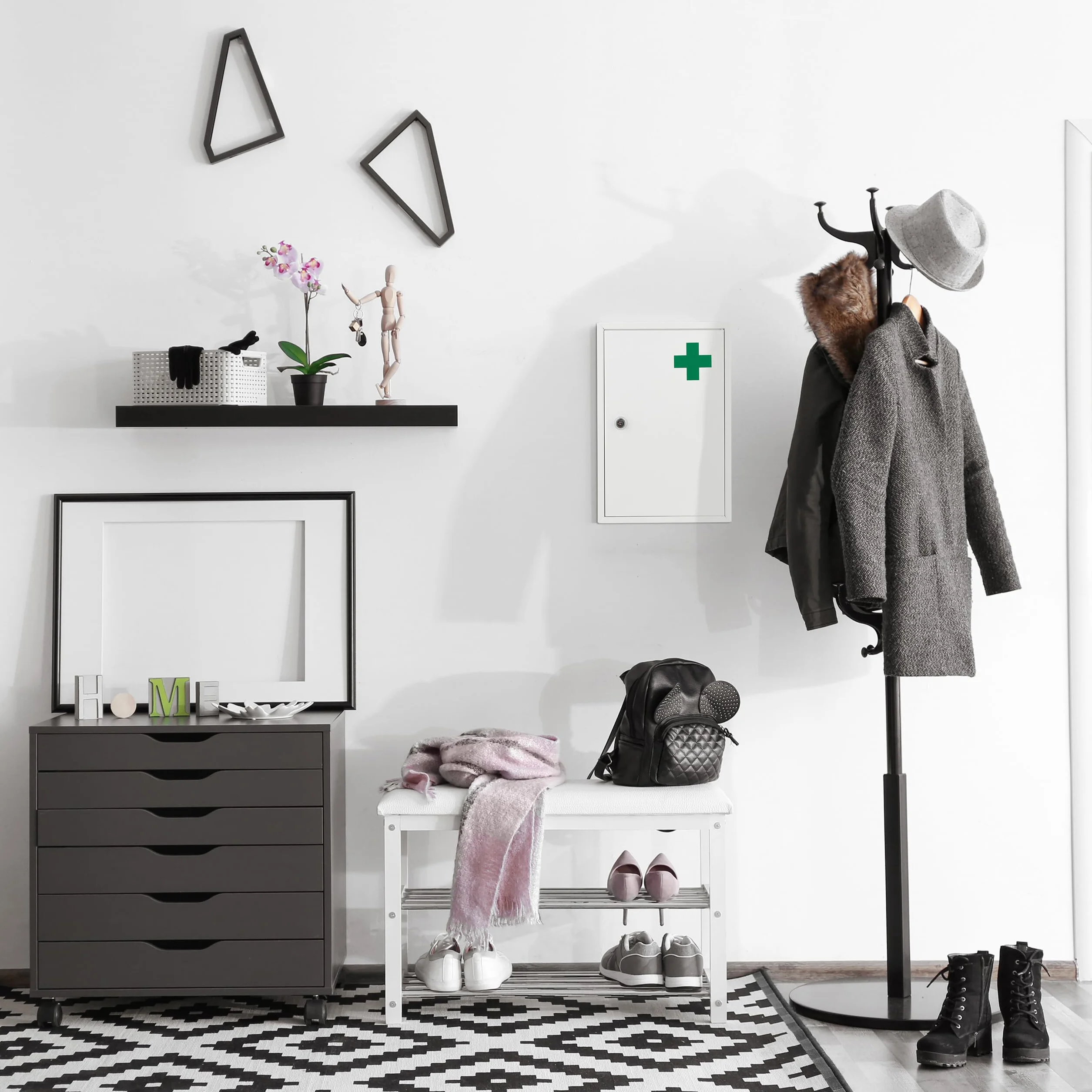 Relaxdays Szafka na lekarstwa, zamykana, 2 przegródki, wys. x szer. x gł.: 32 x 21,5 x 8 cm, na leki, wisząca szafka na leki, biała, żelazo, 1 sztuka