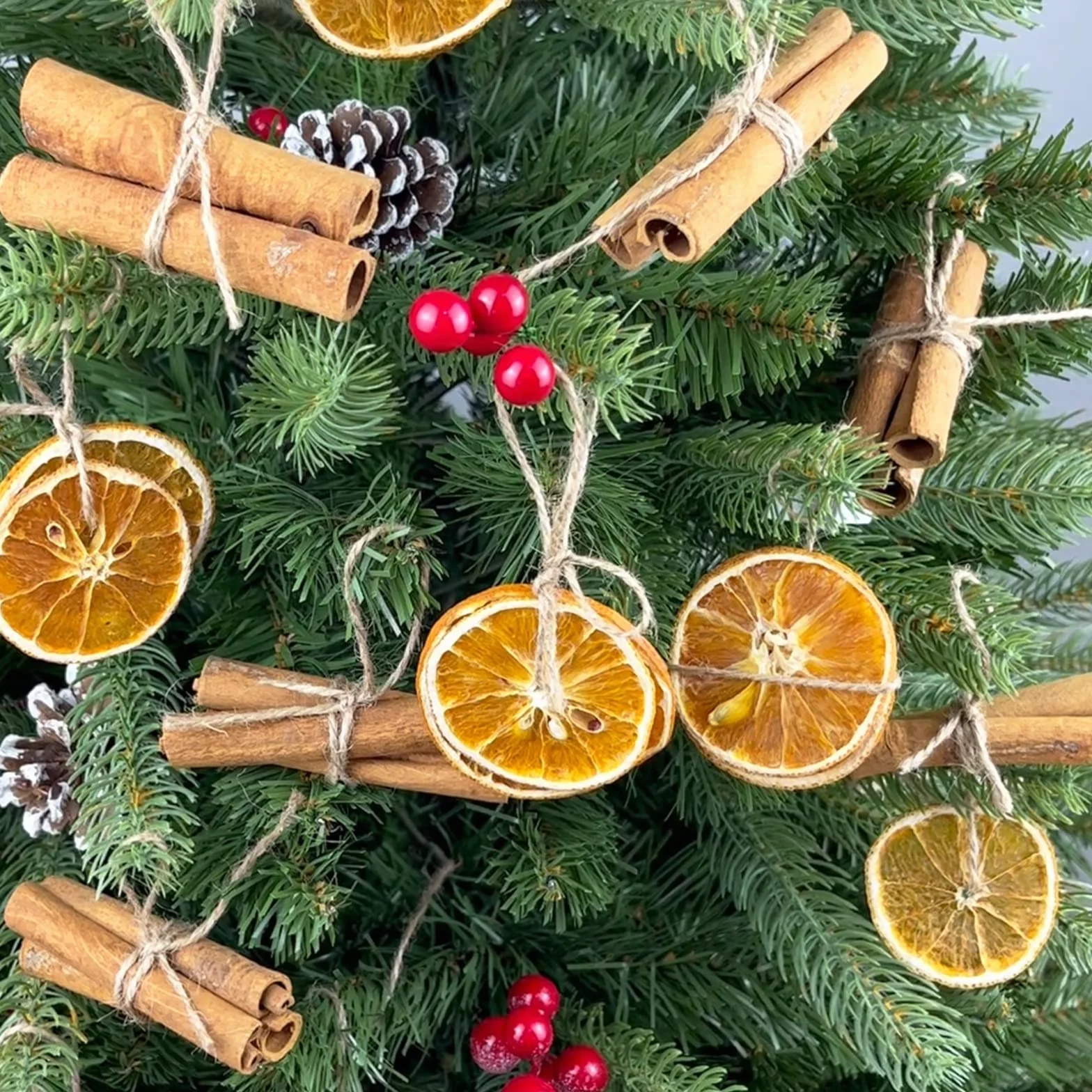 206 wieńców bożonarodzeniowych, wieniec adwentowy DIY, dekoracja bożonarodzeniowa z szyszkami, cynamonem, suszone plastry pomarańczy, anyż, suszona bawełna, zestaw do samodzielnego wykonania