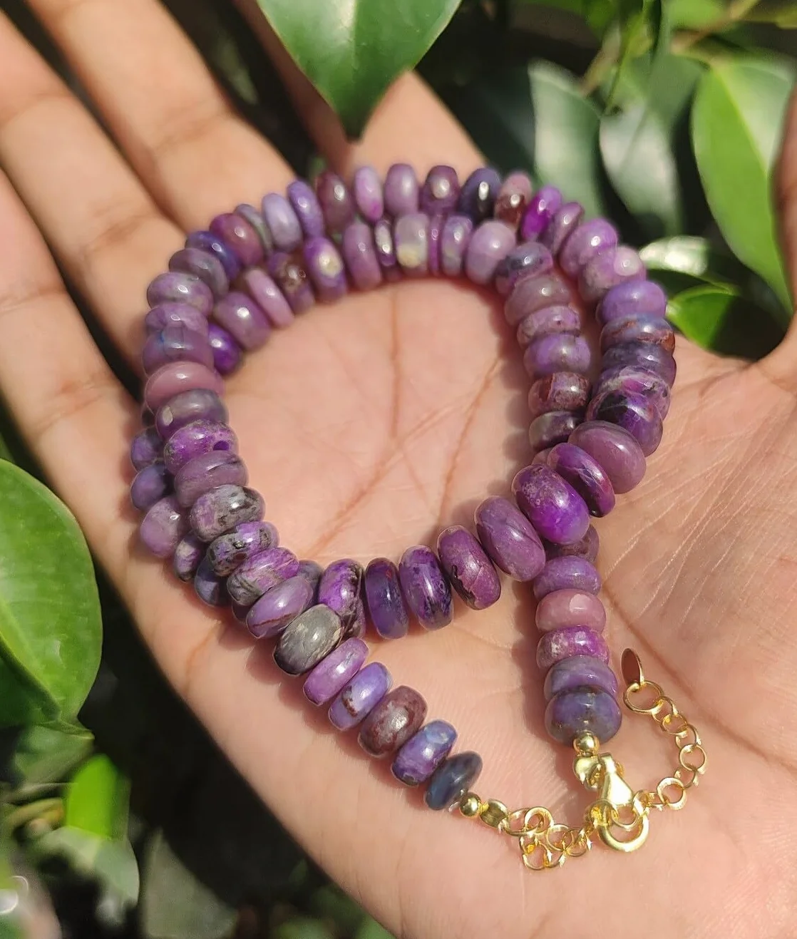 Kashish Gems & Jewels 6 do 8 mm naszyjnik z naturalnego kamienia sugilitowego, koraliki sugilit naszyjnik z koralikami biżuteria sugilitowa, gładki okrągły naszyjnik sugilit koraliki sugilitowe,,