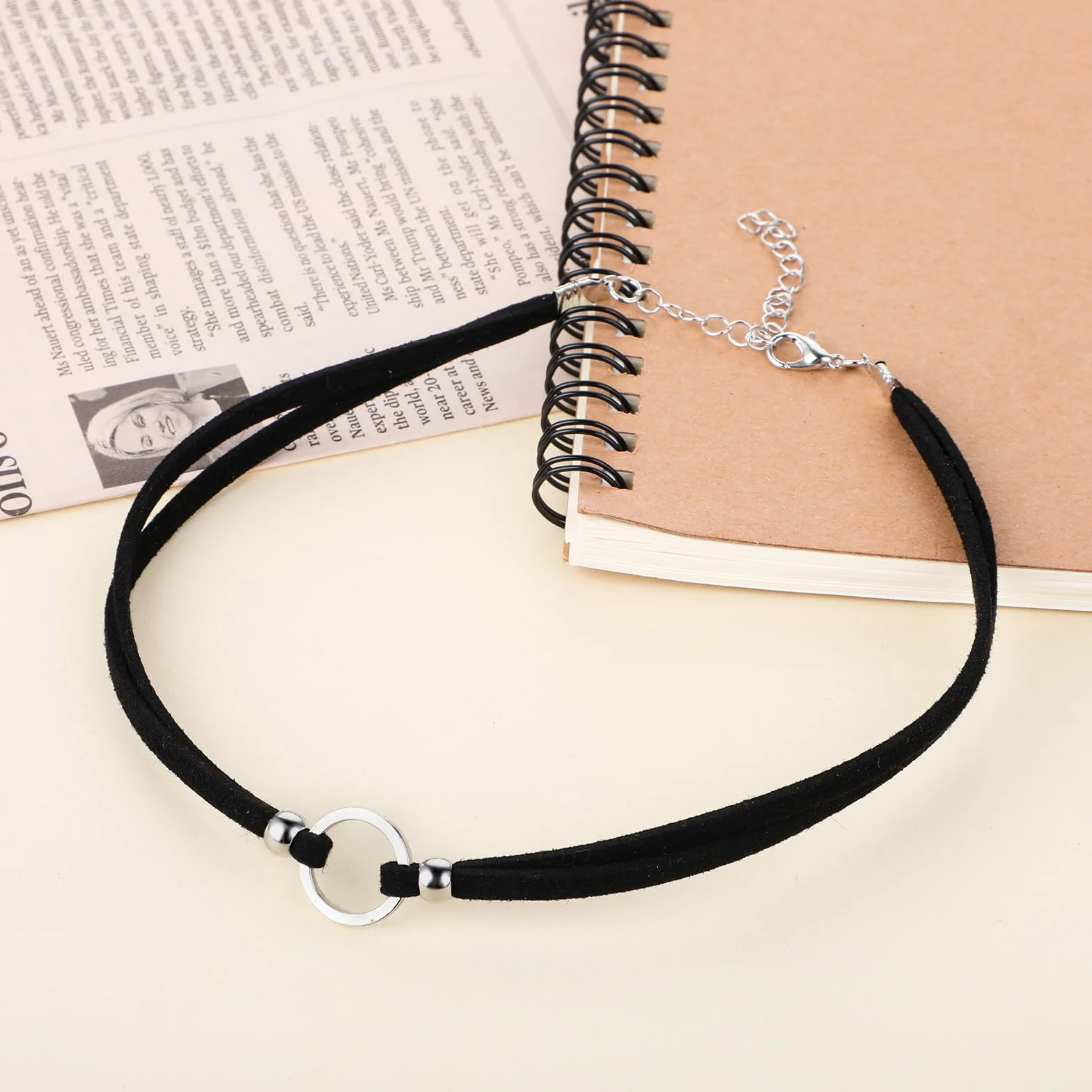 Czarny gotycki aksamitny naszyjnik typu choker z regulowaną klamrą dla kobiet, retro akcesoria na Halloween i Boże Narodzenie