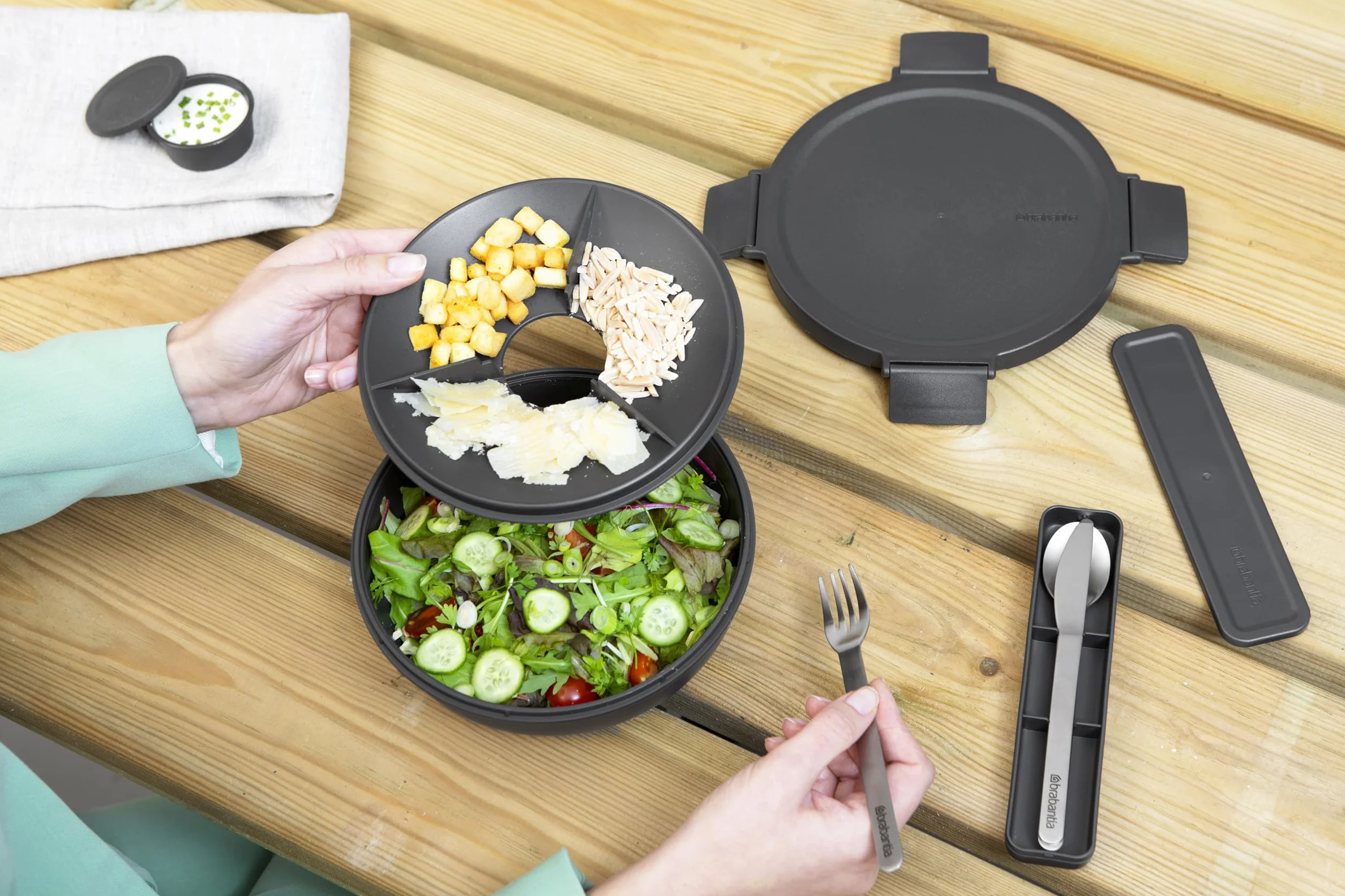 Brabantia Make & Take Miska na Sałatkę 1.3L Wyjmowana Taca na Dodatki Pokrywka Szczelna Dark Grey