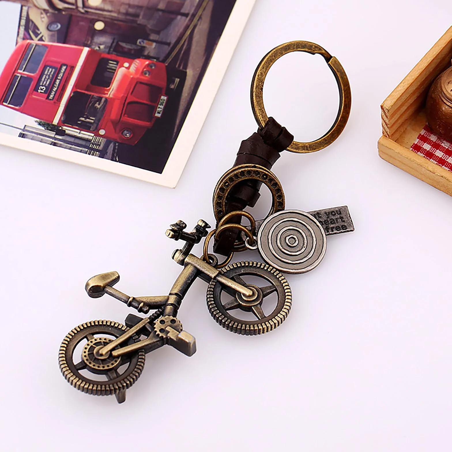 Brelok rowerowy, brelok rowerowy wykonany ze skóry i metalu, brelok spersonalizowany breloczek do kluczy szczęśliwy amulet prezent na walentynki, urodziny, Boże Narodzenie i rocznicę prezent dla