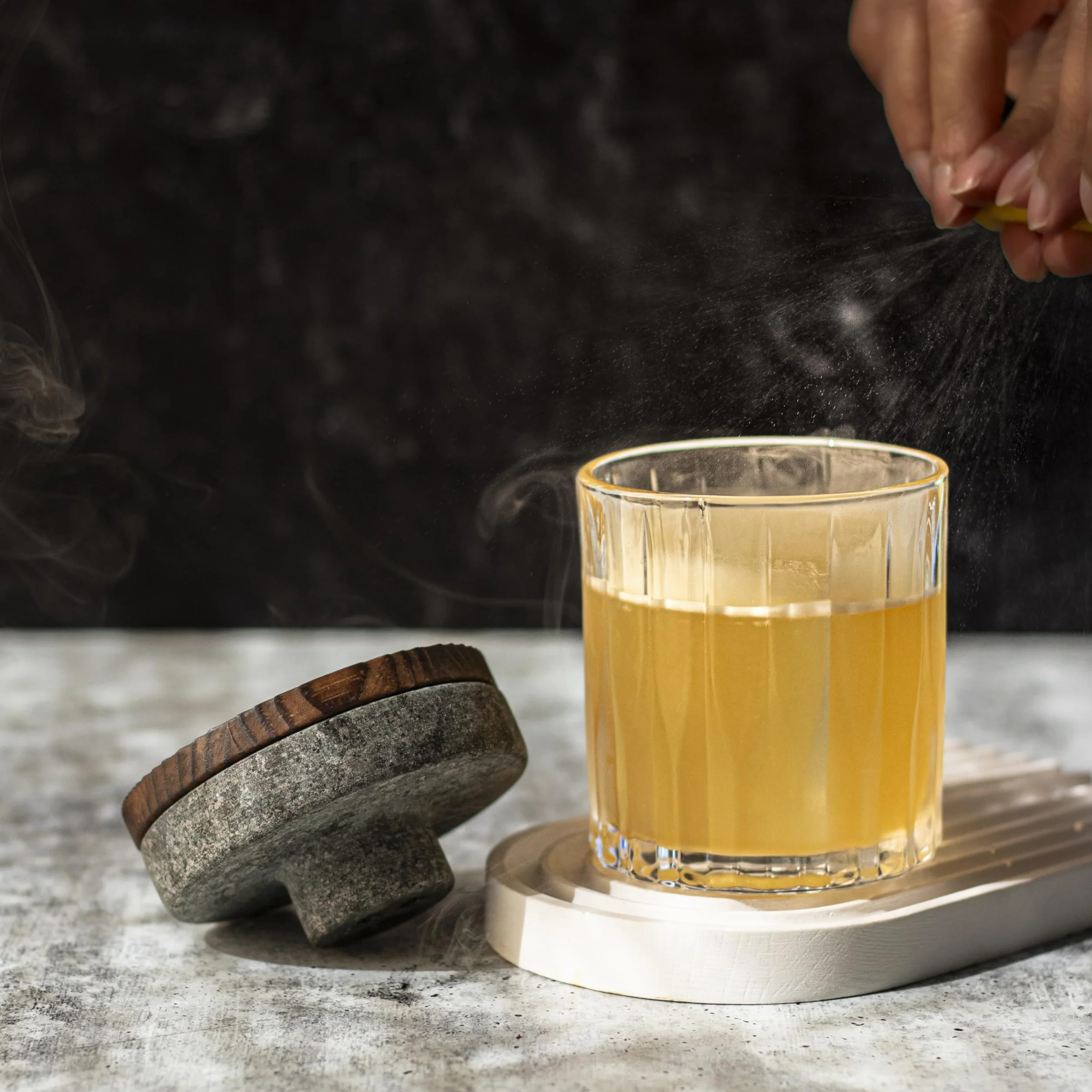 Zestaw do Wędzenia Koktajli z Granitu z Palnikiem – Wędzarka do Whisky i Bourbonu – Zestaw Old Fashioned z 4 Smakami Wiórków Drzewnych – Akcesoria Barowe Prezent dla Miłośników Whisky