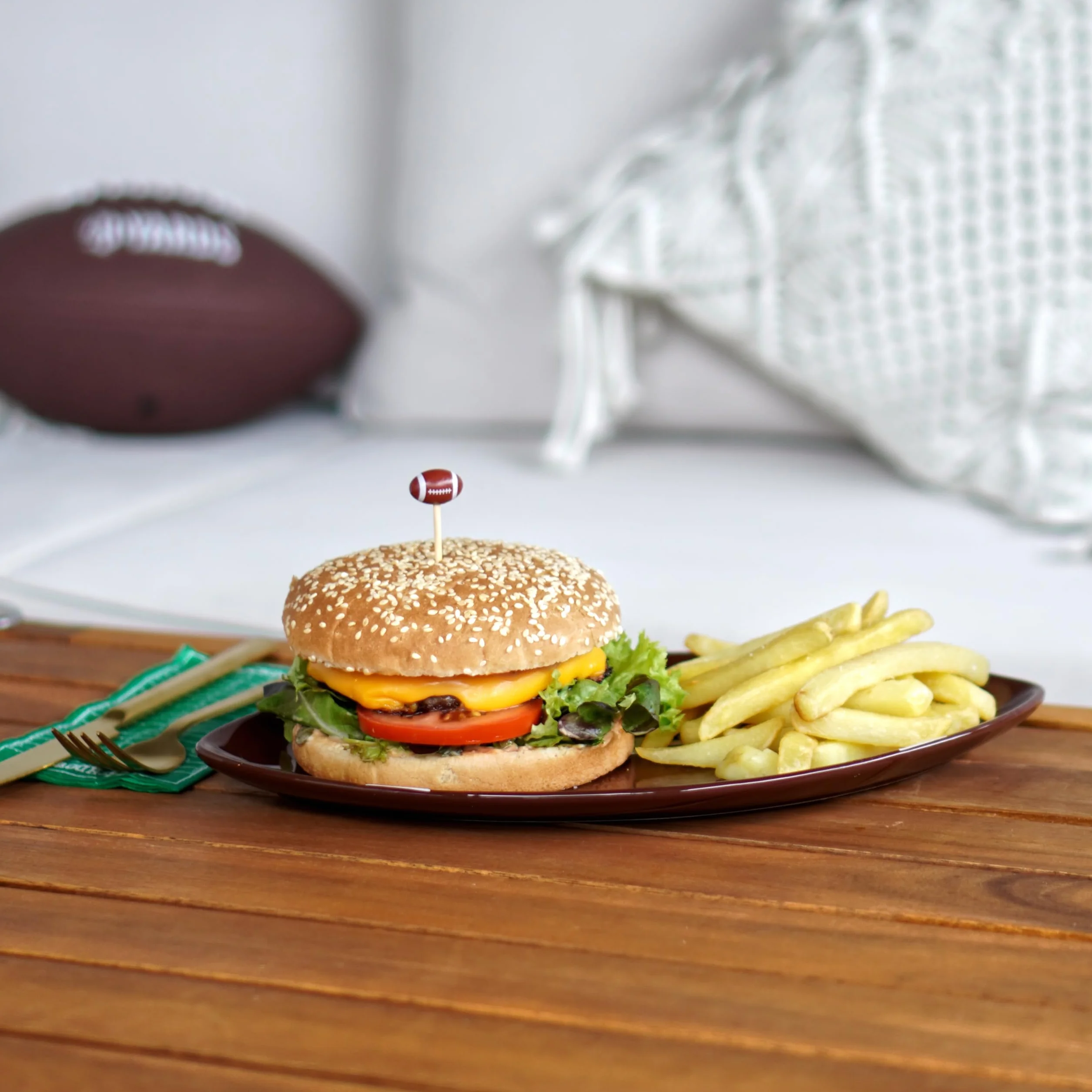 Talerz ceramiczny American Football 30,5 x 19 cm – talerz do serwowania w kształcie piłki nożnej