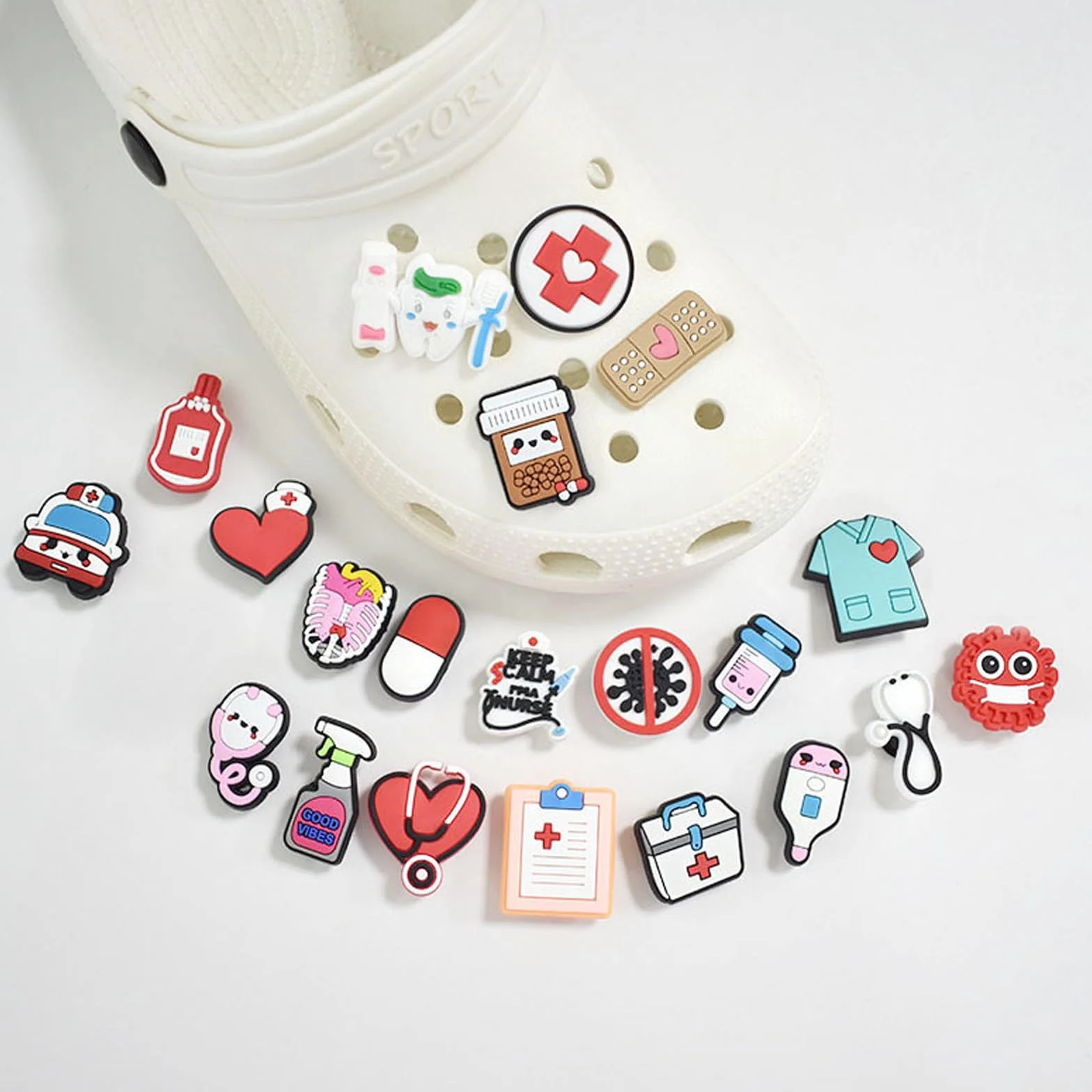 Przypinki do butów Crocs, 27 sztuk, talizmany przypinane, akcesoria medyczne, dekoracja sandałów Crocs, PVC