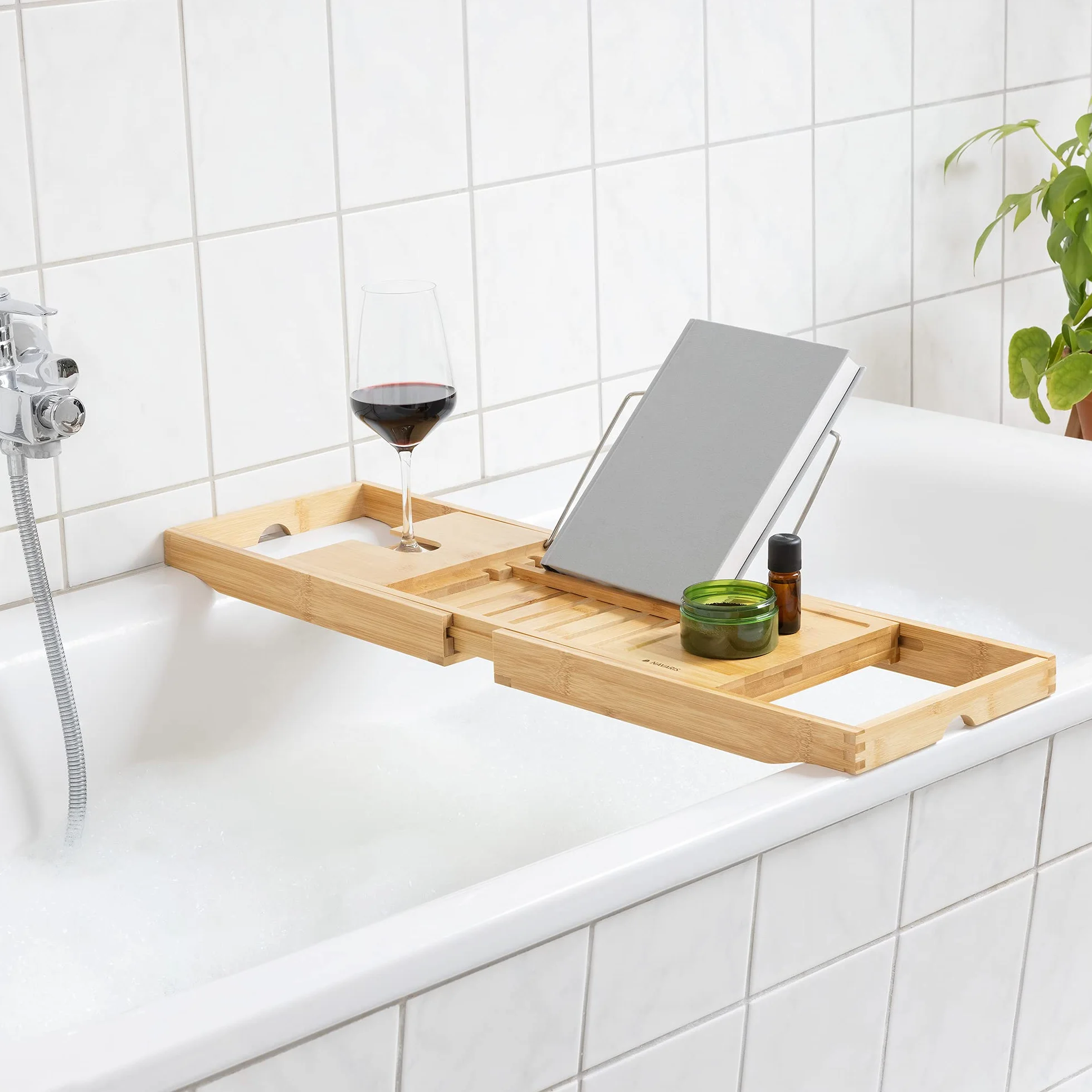 Navaris Drewniany stojak na tacę łazienkową – wysuwany bambusowy mostek do wanny ze stojakiem na książkę lub tablet i uchwytem na kieliszki do wina – dopasowuje się do wanny